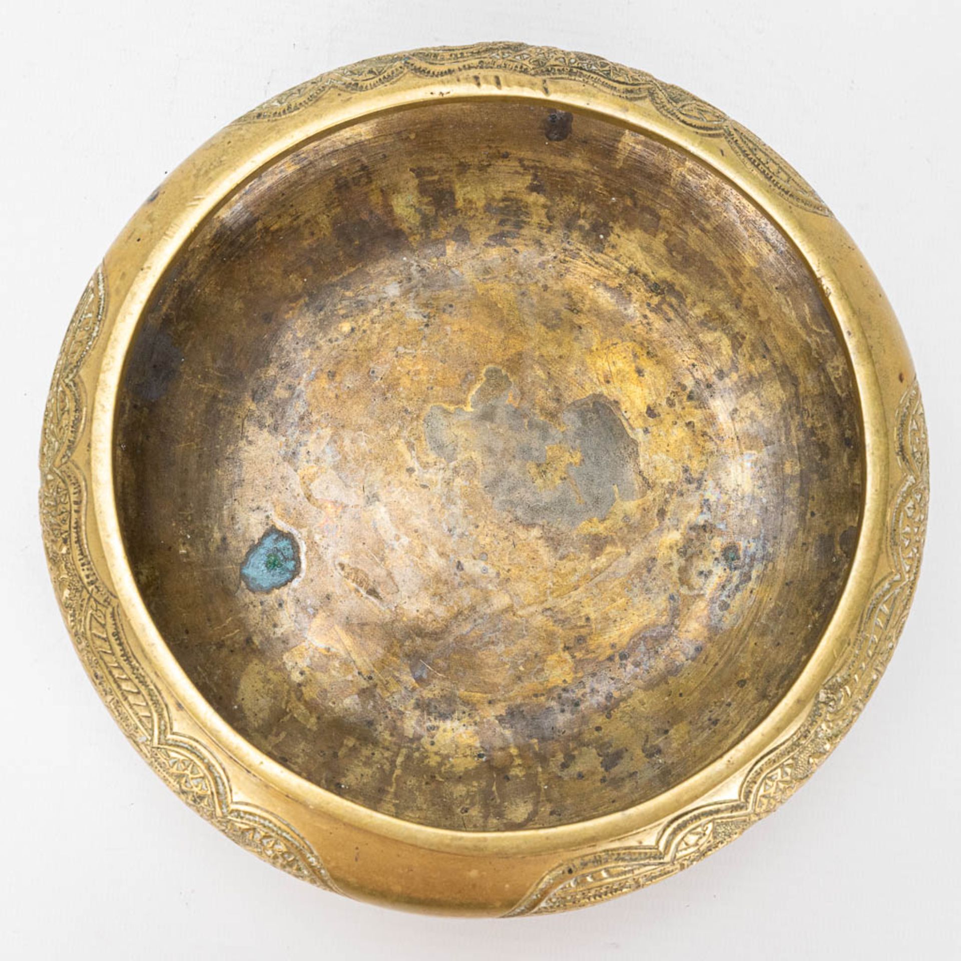 A bronze bržle parfum bowl, on a wood base. Marked Xuande. - Image 14 of 14