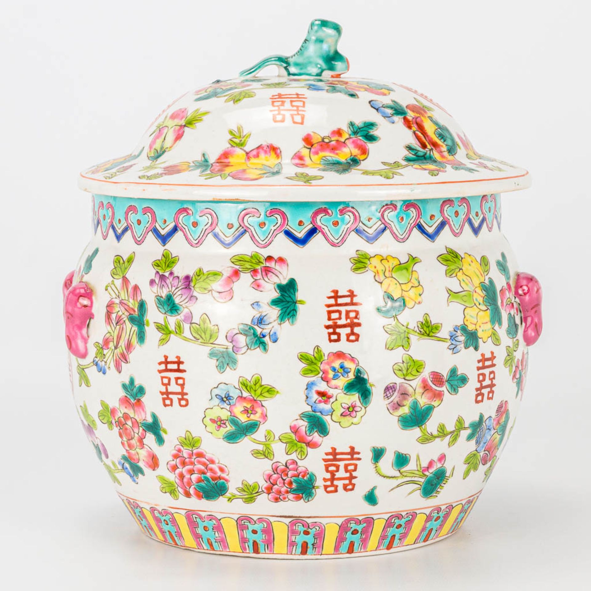A jar made of Chinese porcelain and decorated with flowers. Marked Tongzhi, 19th/20th century.