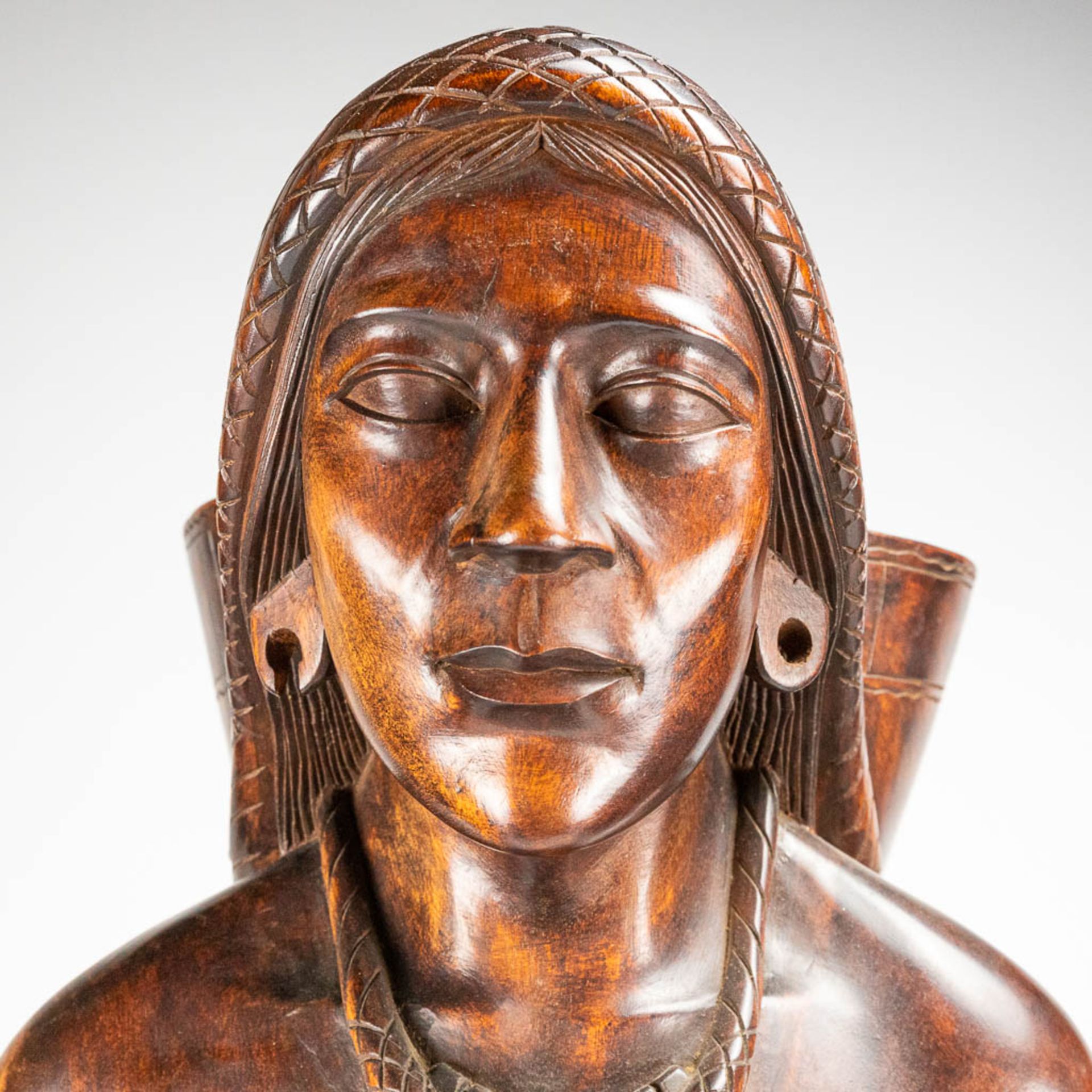 A large statue of an African woman, made of sculptured wood. - Image 8 of 8