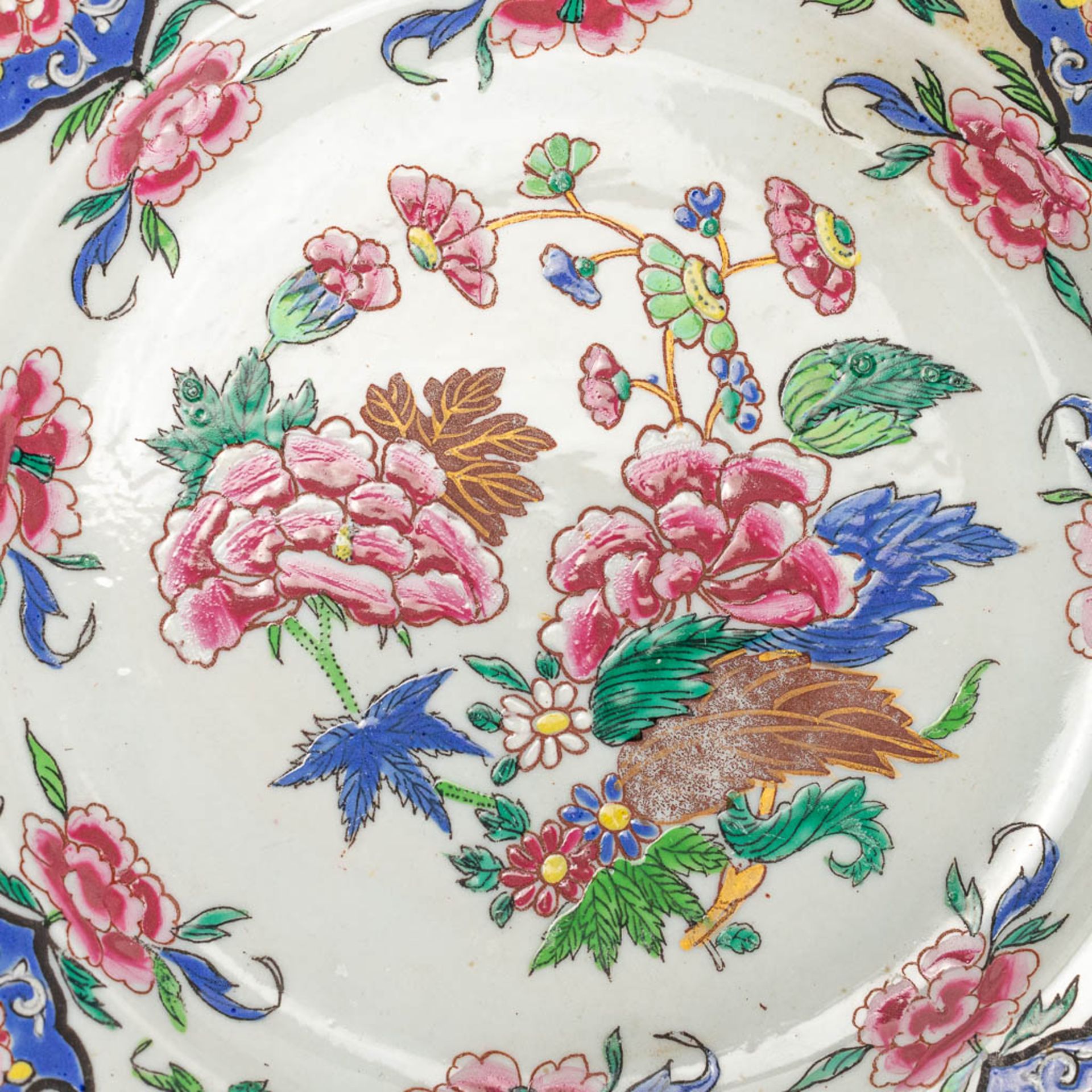 A collection of 6 'Famille Rose' plates made of Chinese porcelain. - Image 6 of 13