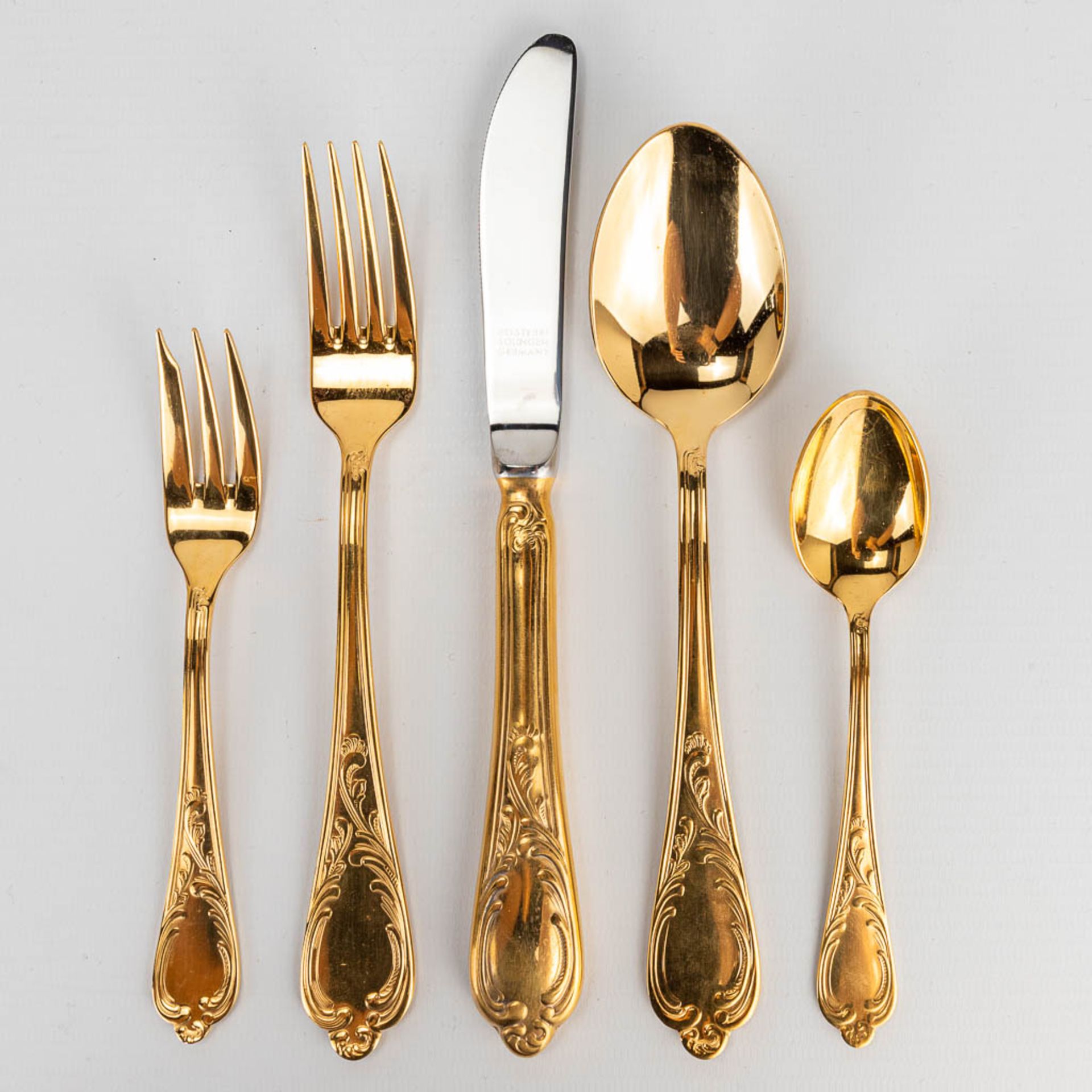 A gold-plated flatware cuttlery set, made by Solingen in Germany. Inox 18/10 gold-plated 23 karat. 7 - Image 7 of 11