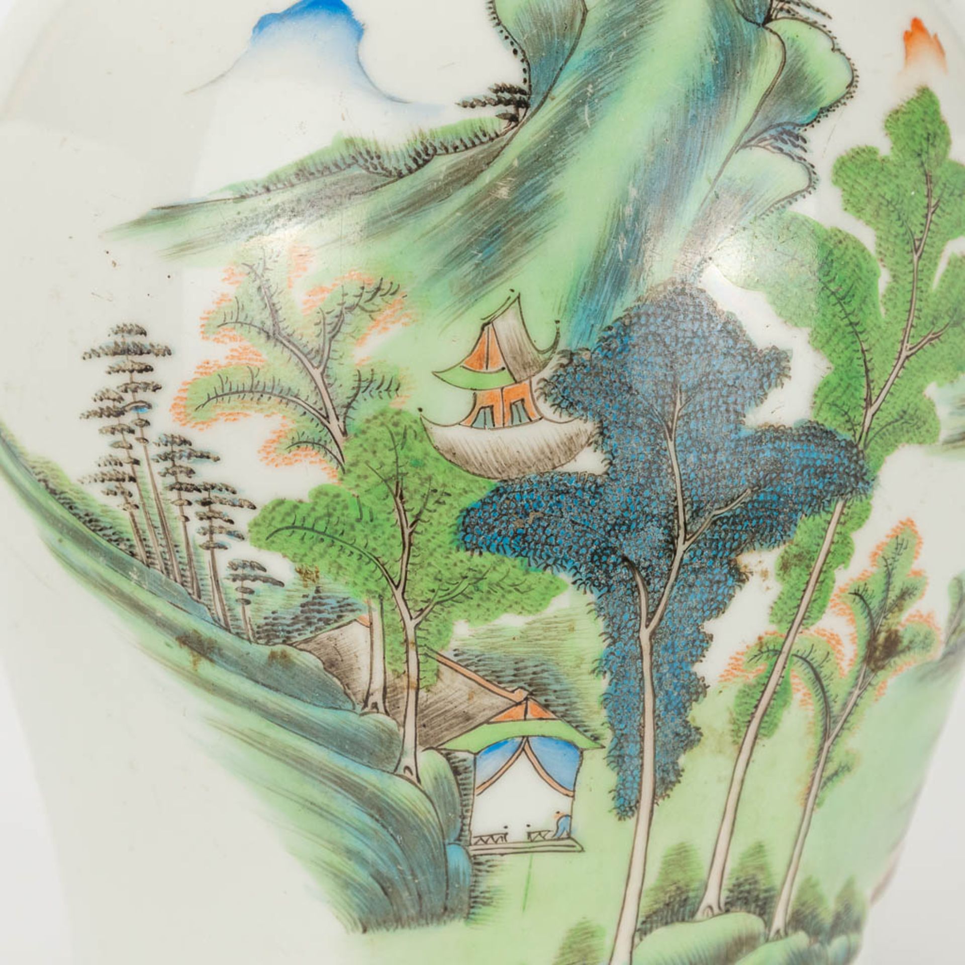 A vase with lid made of Chinese porcelain and decorated with landscapes - Image 6 of 19