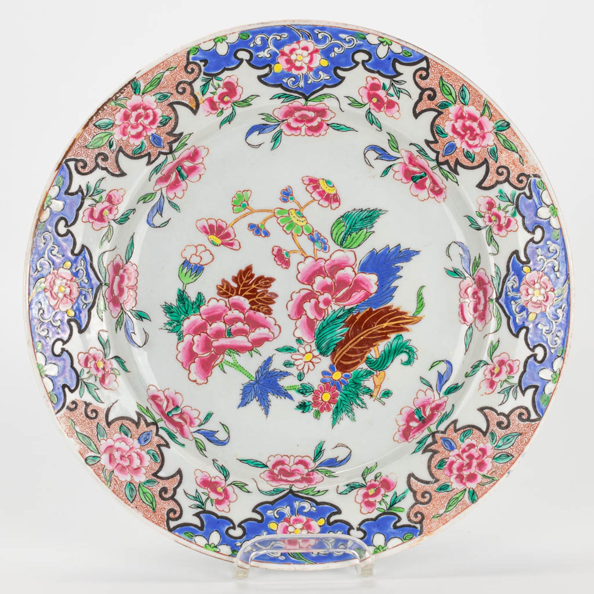 A collection of 6 'Famille Rose' plates made of Chinese porcelain. - Image 9 of 13