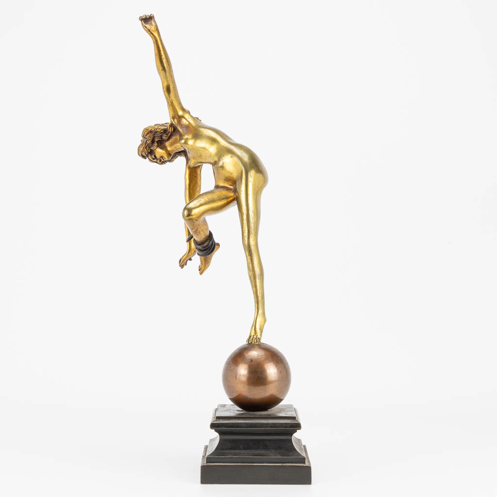 A figurative gilt bronze statue 'Snake Dancer' made in Art Deco style and mounted on a metal base - Image 2 of 11