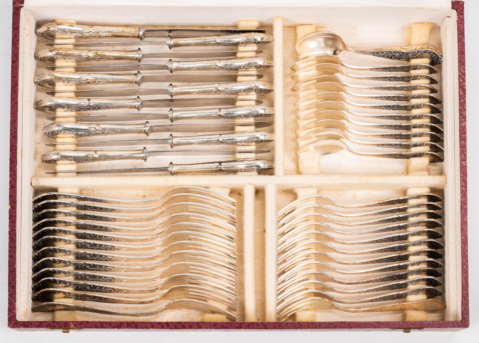 A collection of 2 silver plated cutlery sets of which 1 is marked Wiskemann, model 'Fleury'.  - Bild 10 aus 12