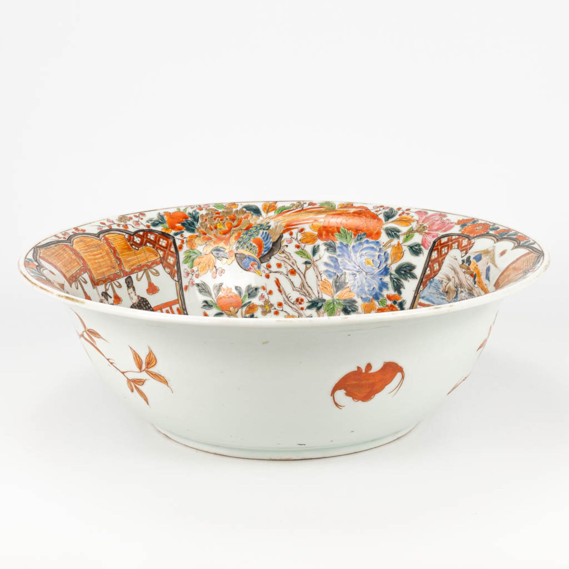 A bowl made of Japanese porcelain and decorated Kutani. - Image 9 of 14