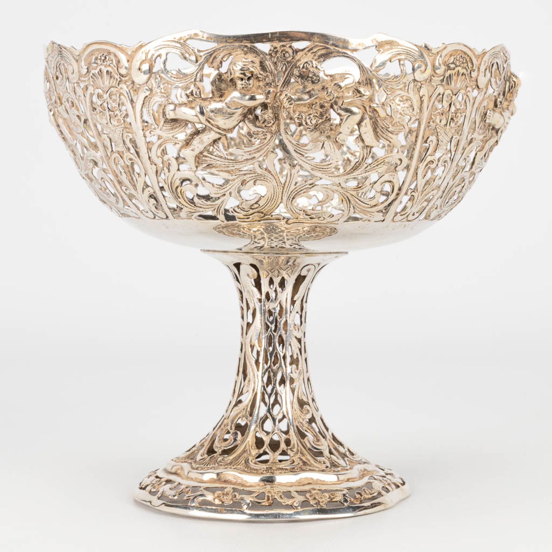 A tazza made of silver and decorated with putti. 248g - Image 5 of 10