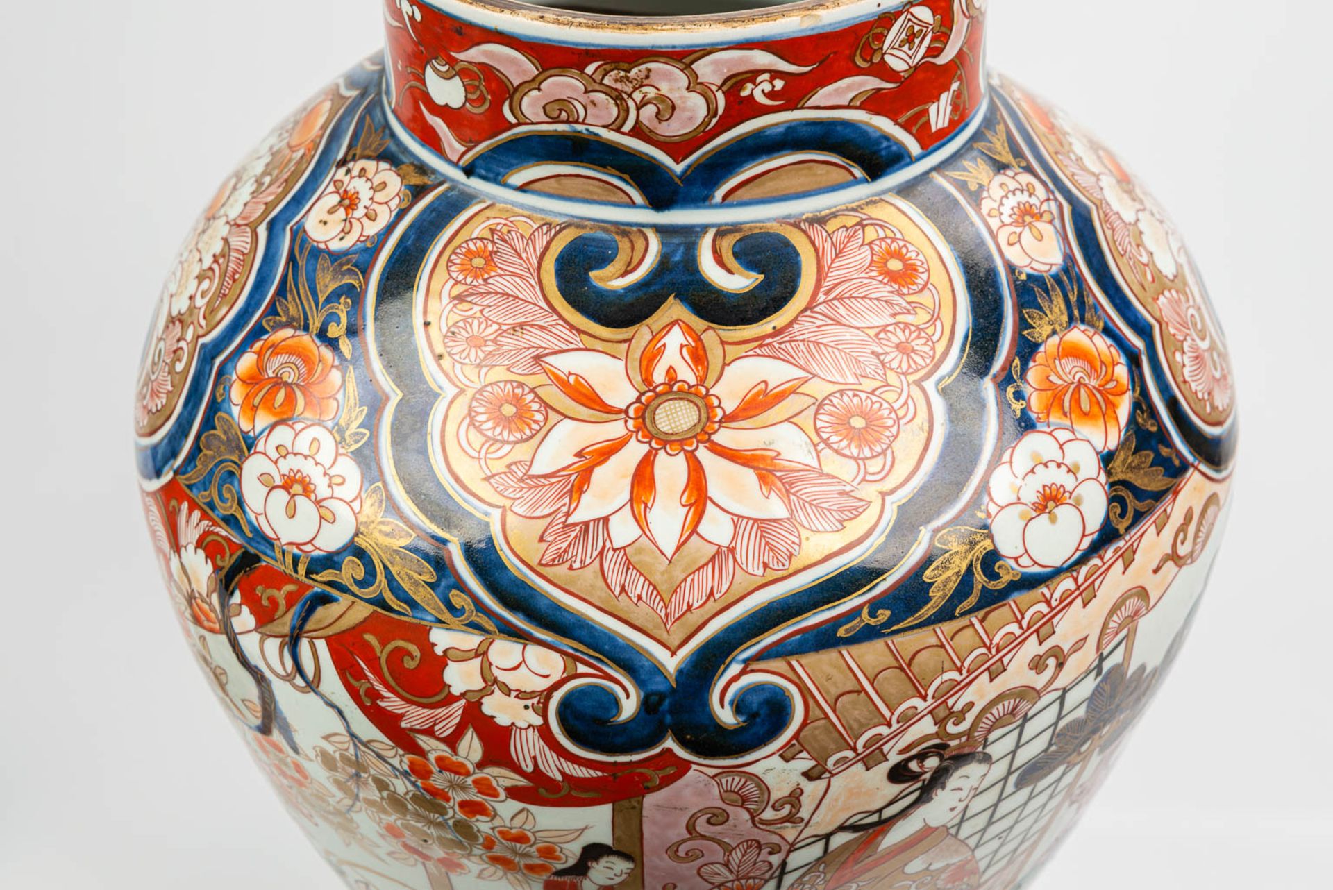 A large vase with lid made of Japanese porcelain in Imari - Image 10 of 16