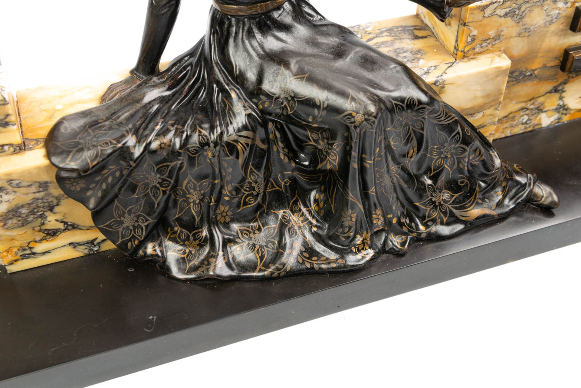 A satue made of spelter and onyx in art deco style - Image 10 of 12