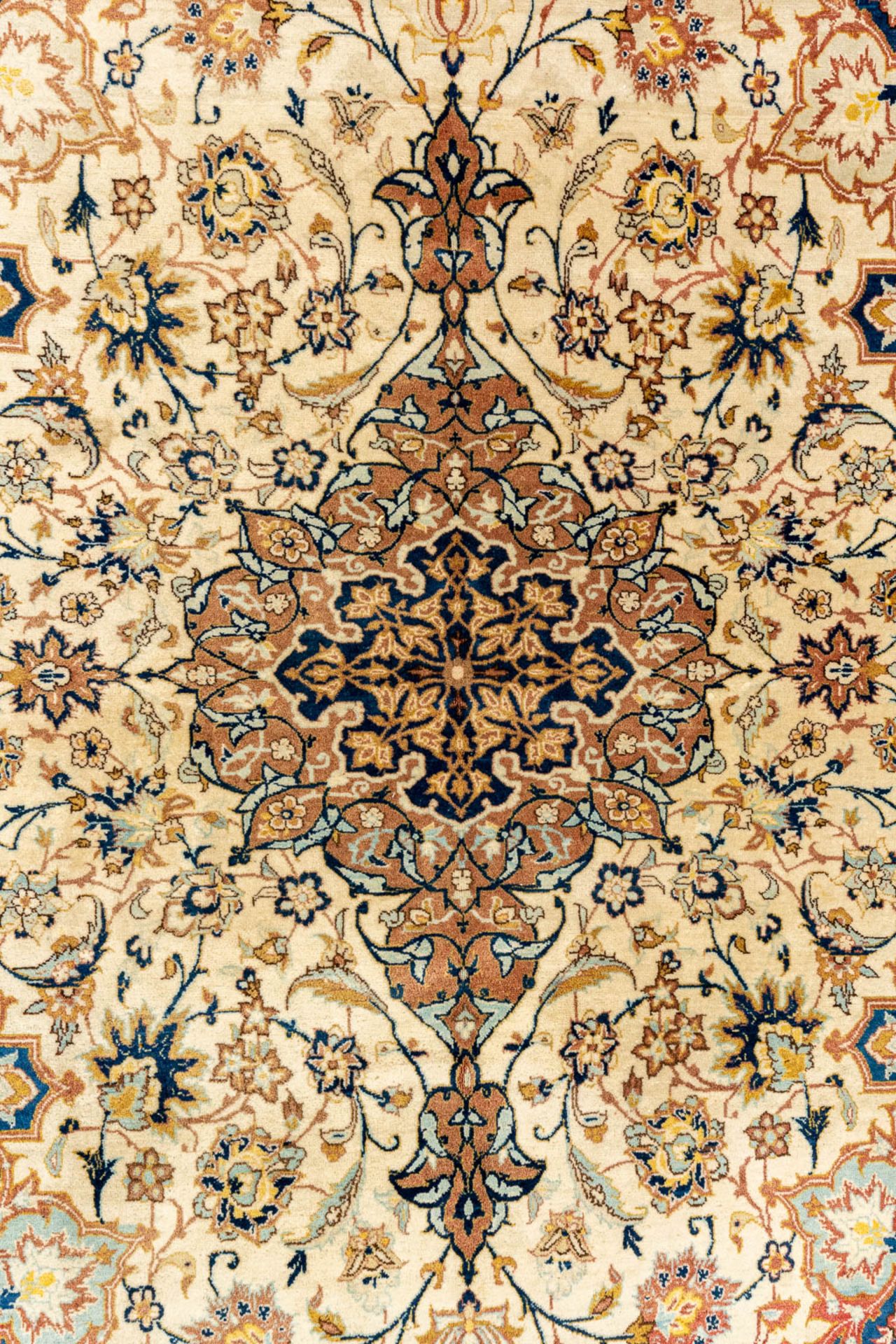 An Oriental hand-made carpet. Tabriz. (153 x 245 cm) - Image 5 of 7