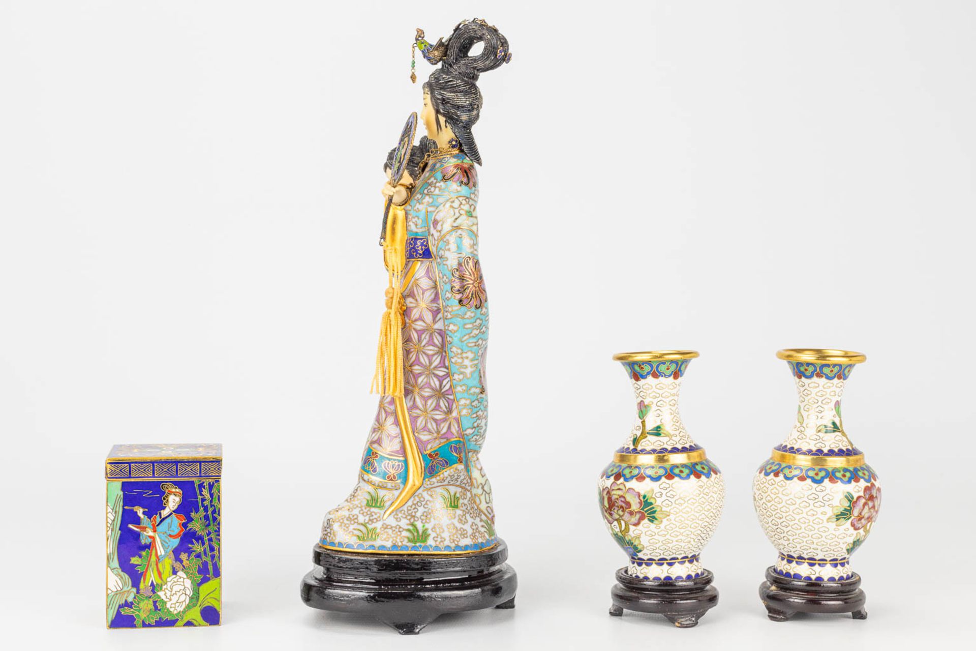 A large collection of Chinese cloisonnŽ bronze items. - Image 14 of 20