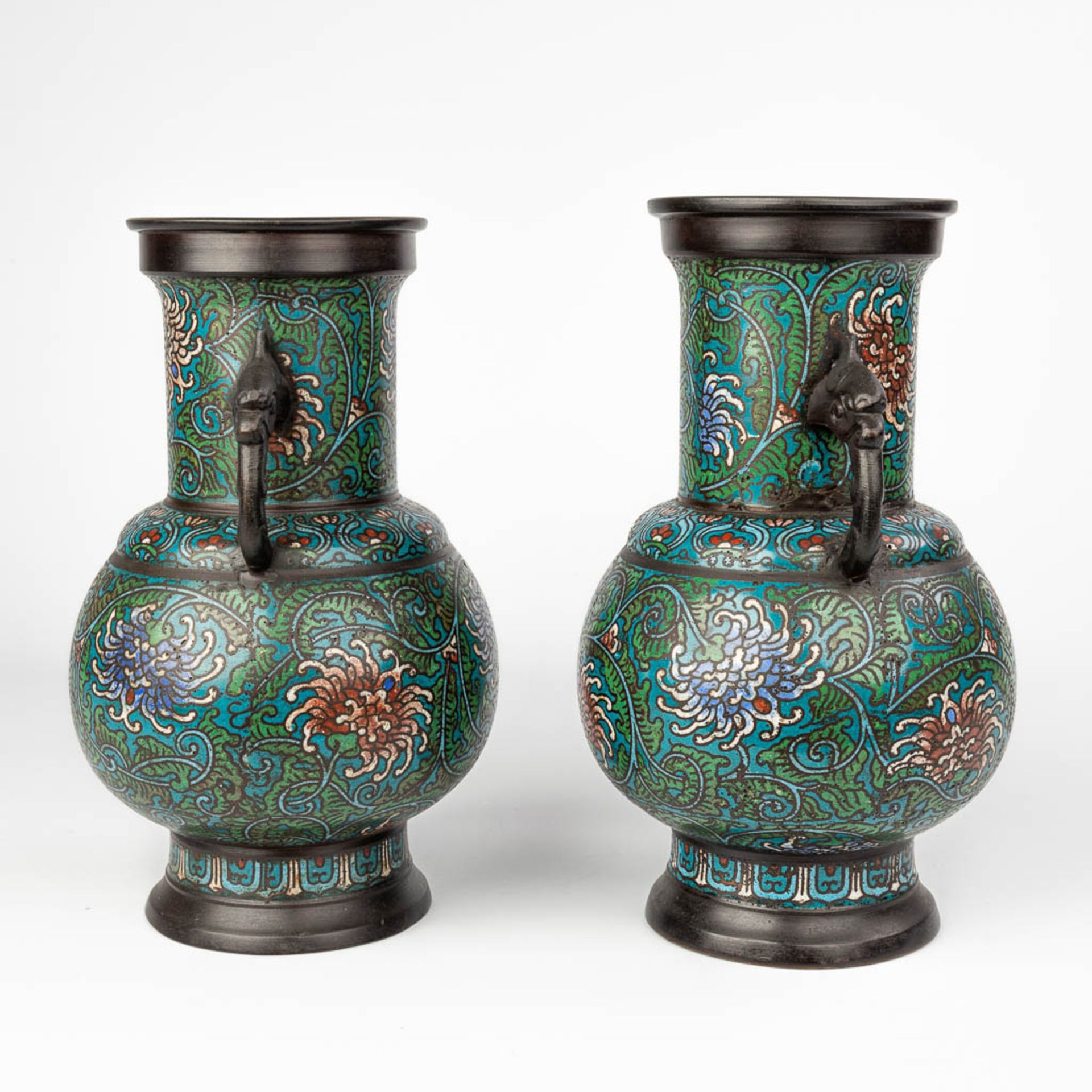 A pair of antique cloisonnŽ vases, made in Japan. Probably Meiji - Image 2 of 9