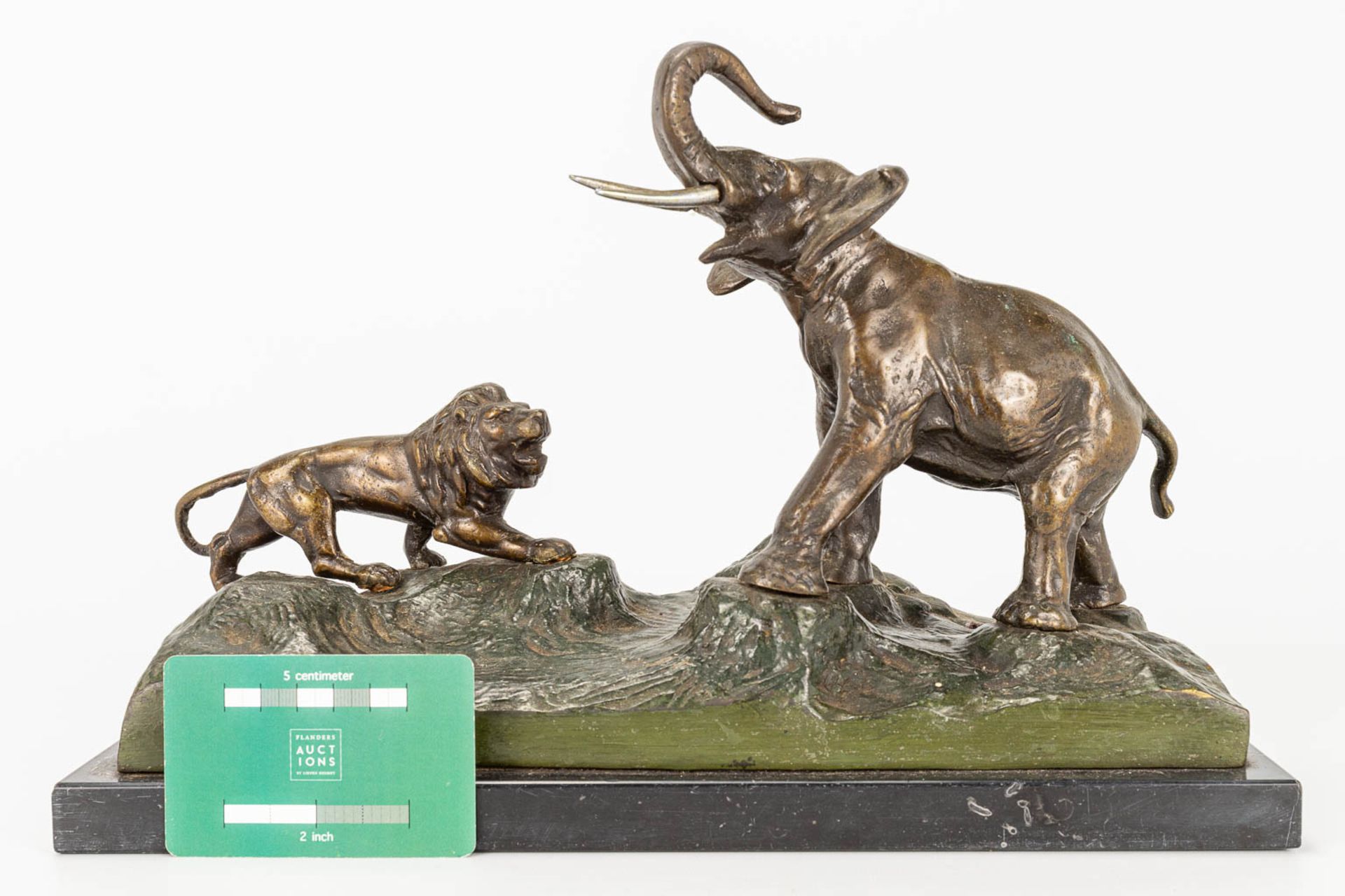 A bronze statue of an elephant and lion, standing on a marble base - Bild 10 aus 13