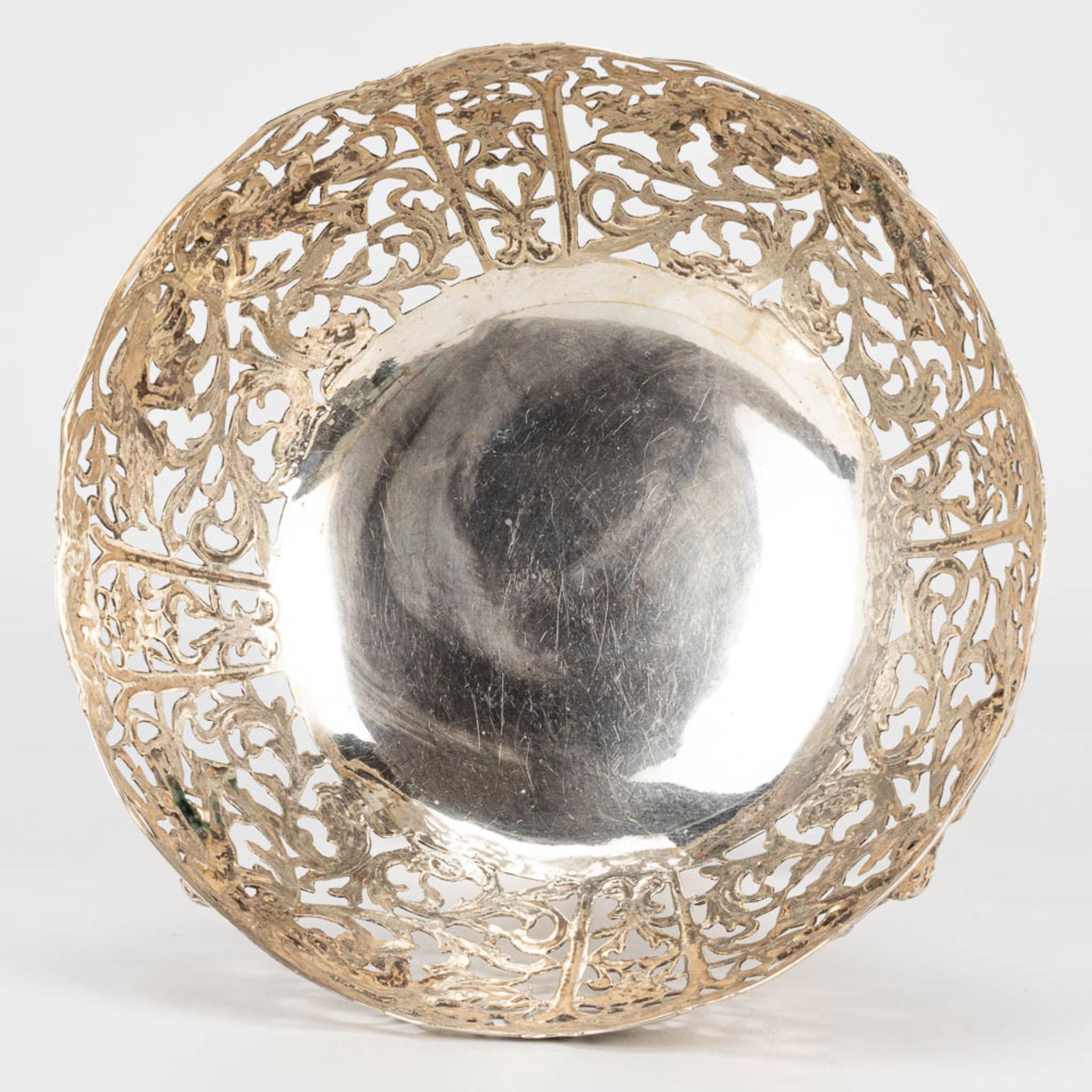 A tazza made of silver and decorated with putti. 248g - Image 9 of 10