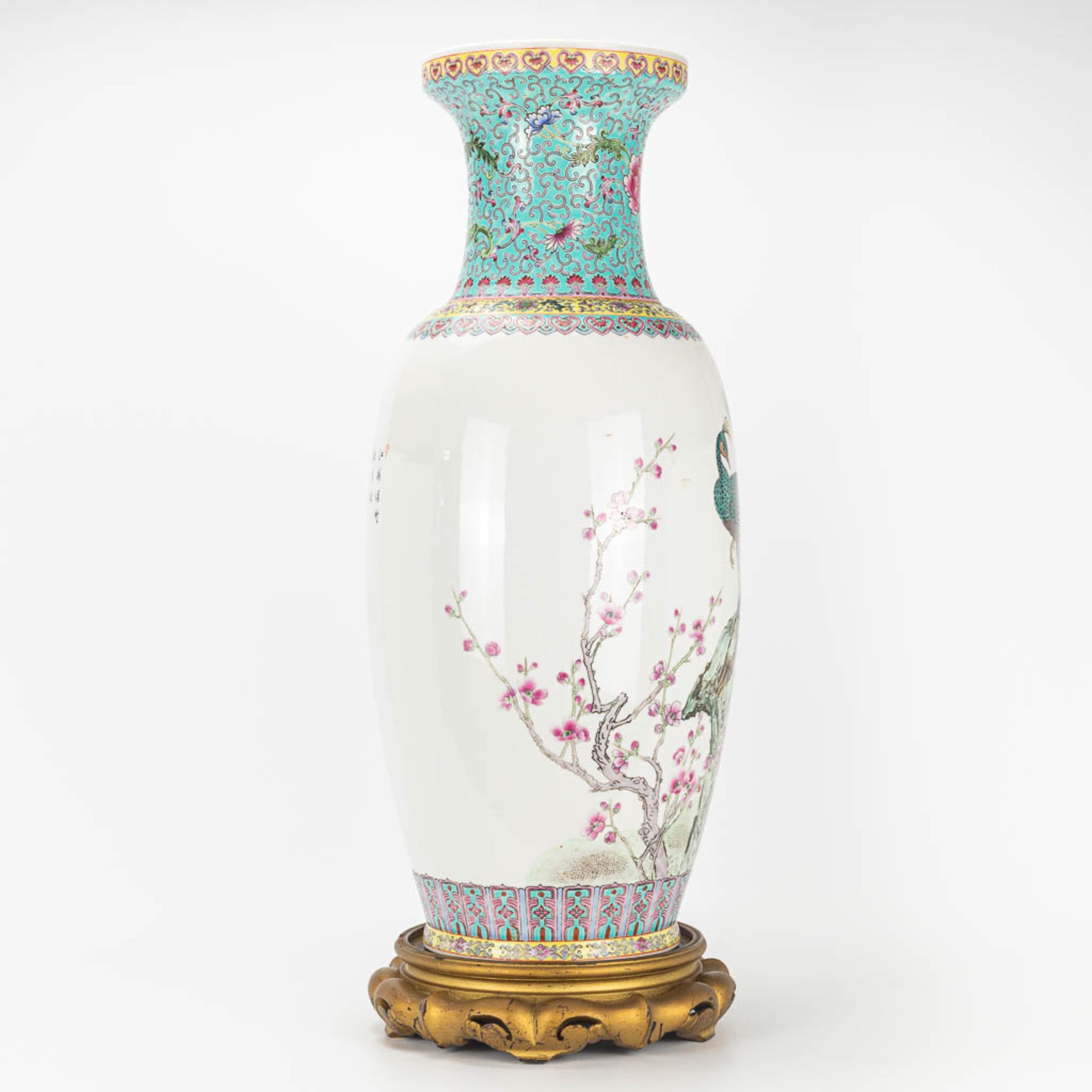 A vase made of Chinese porcelain and decorated with peacocks - Image 8 of 16