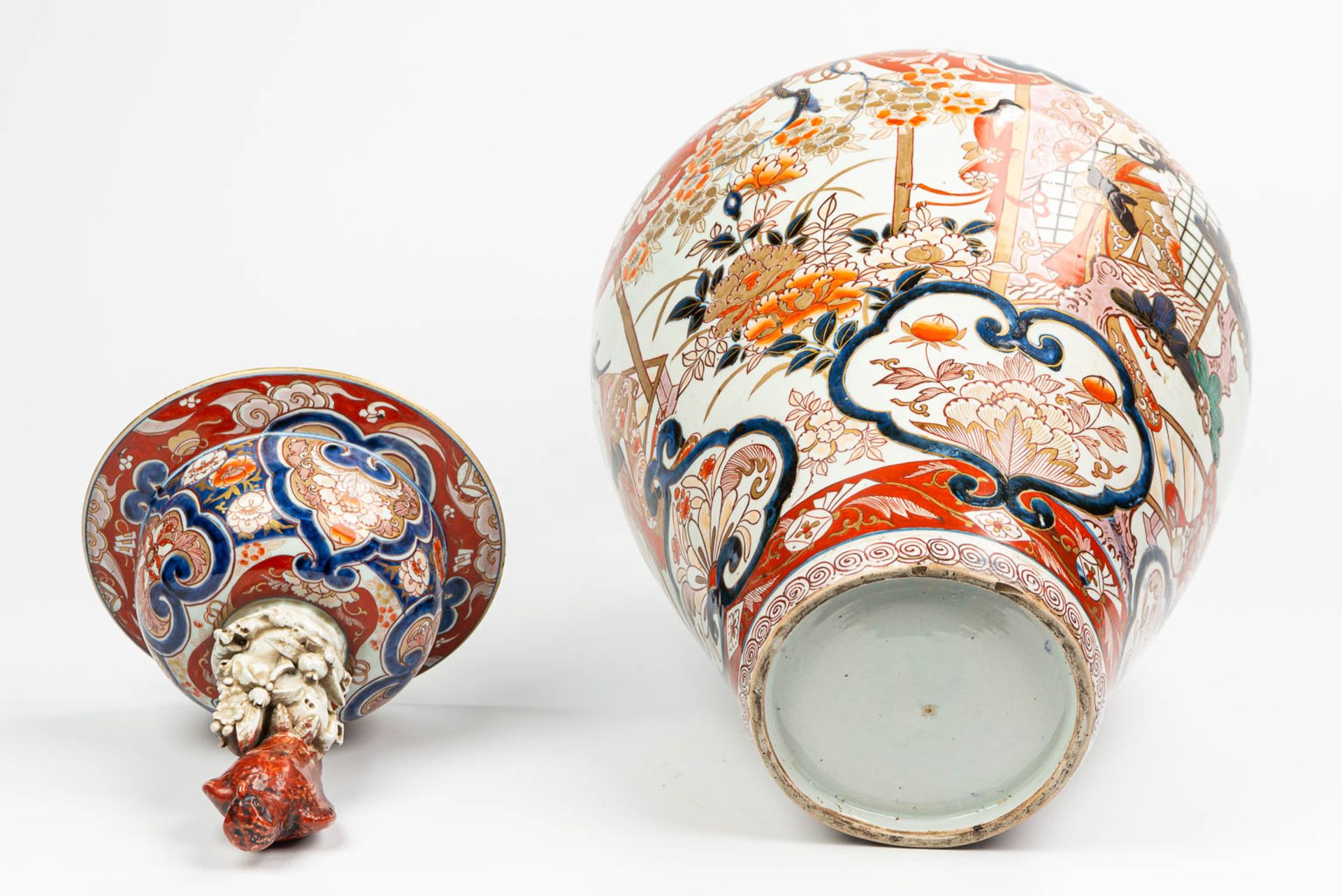 A large vase with lid made of Japanese porcelain in Imari - Image 12 of 16