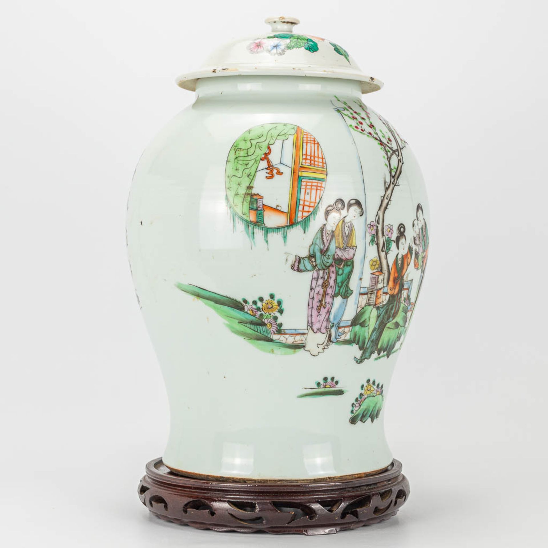 A vase with lid made of Chinese porcelain and decorated with ladies in the garden with a child - Image 4 of 15