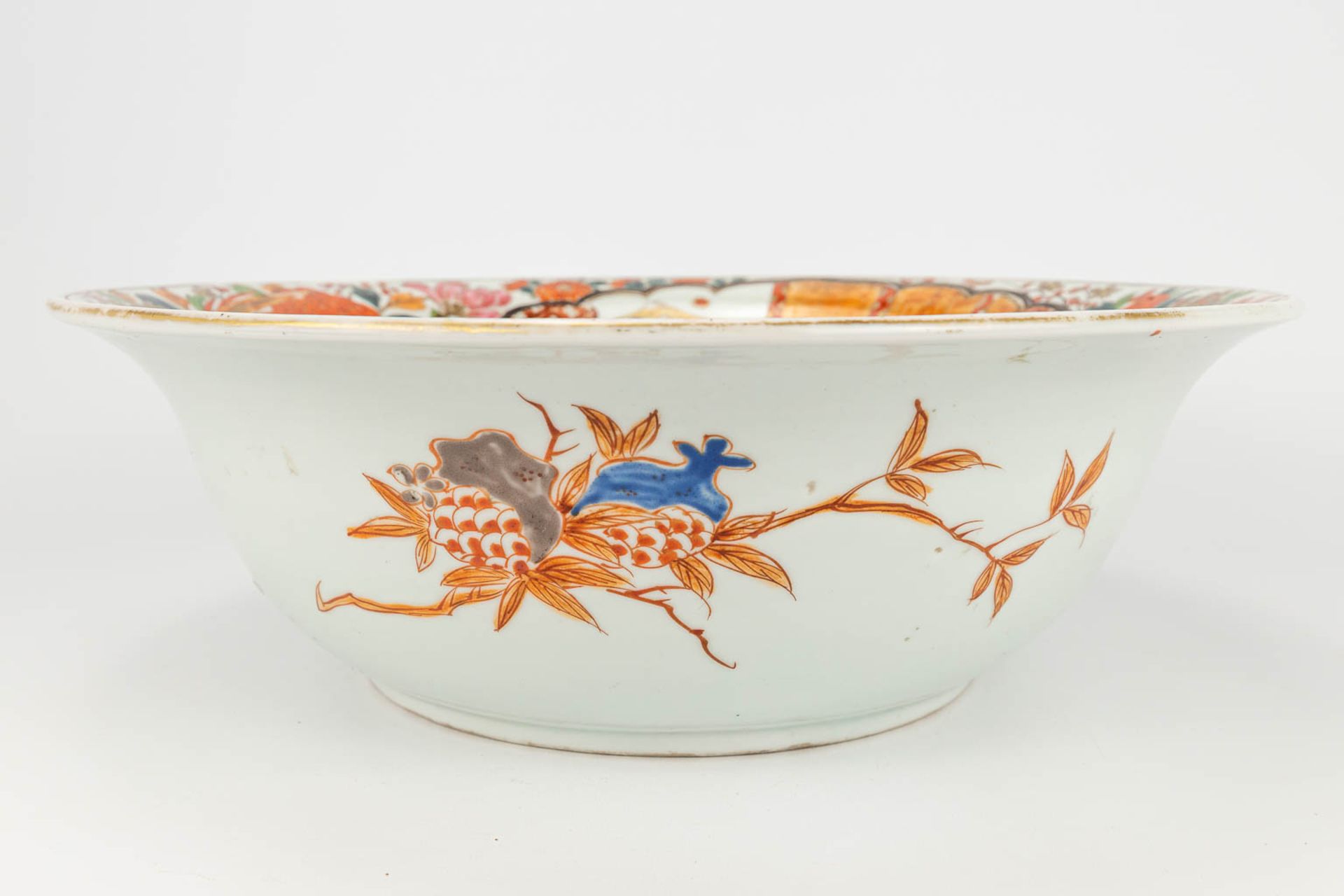 A bowl made of Japanese porcelain and decorated Kutani. - Image 5 of 14