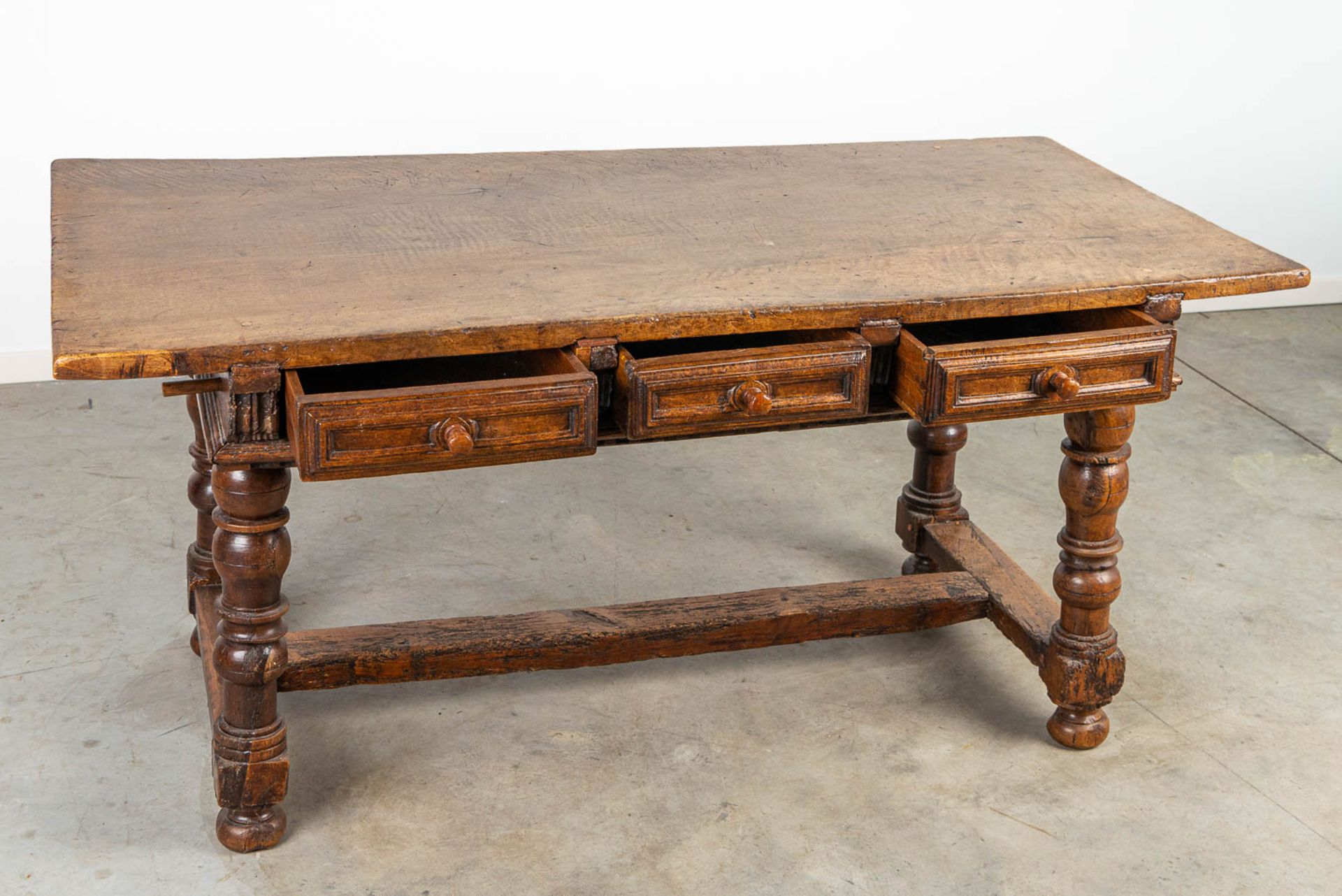 An antique table with 6 drawers, made during the 17th century. - Image 6 of 12
