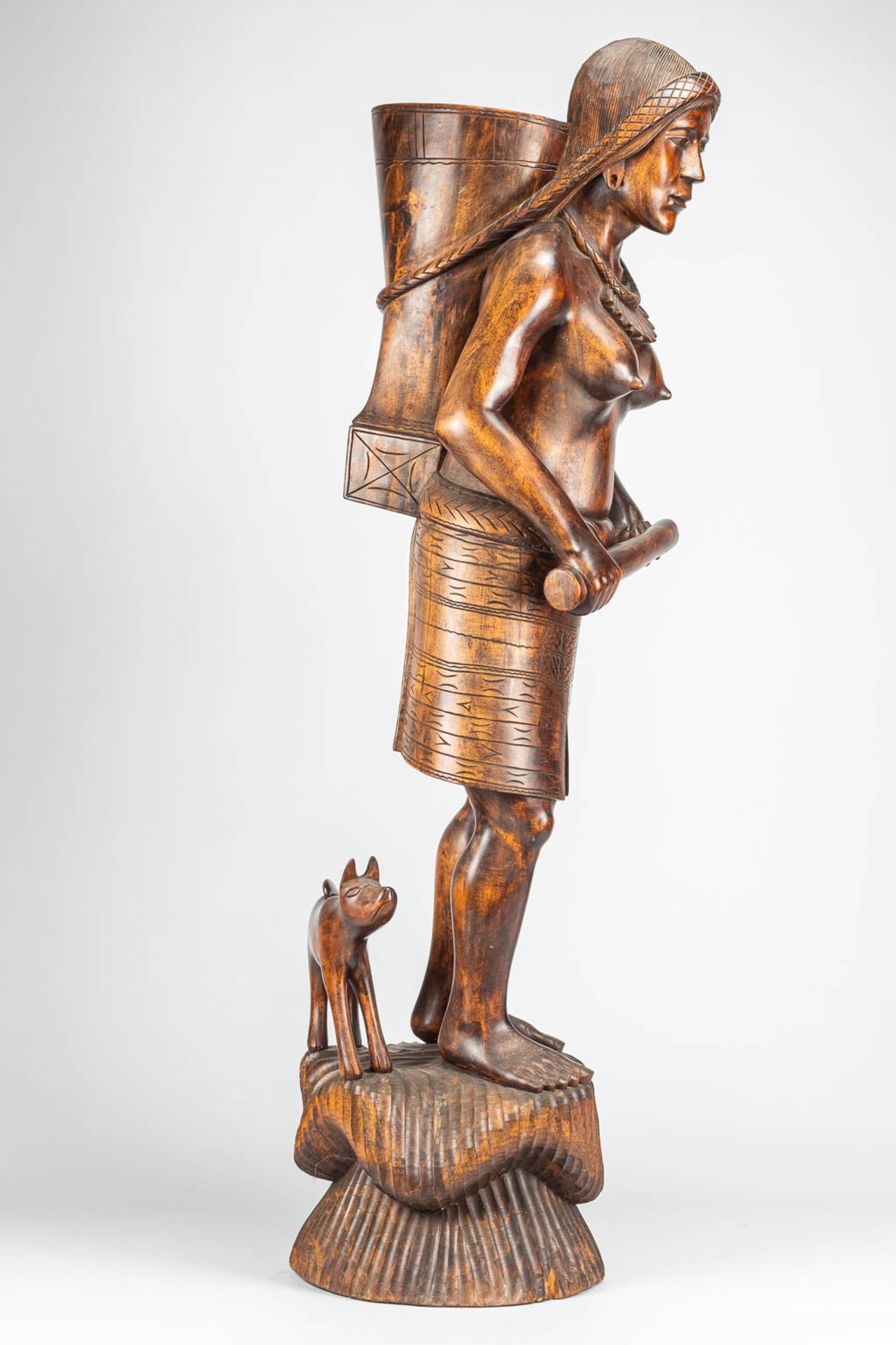 A large statue of an African woman, made of sculptured wood. - Image 4 of 8