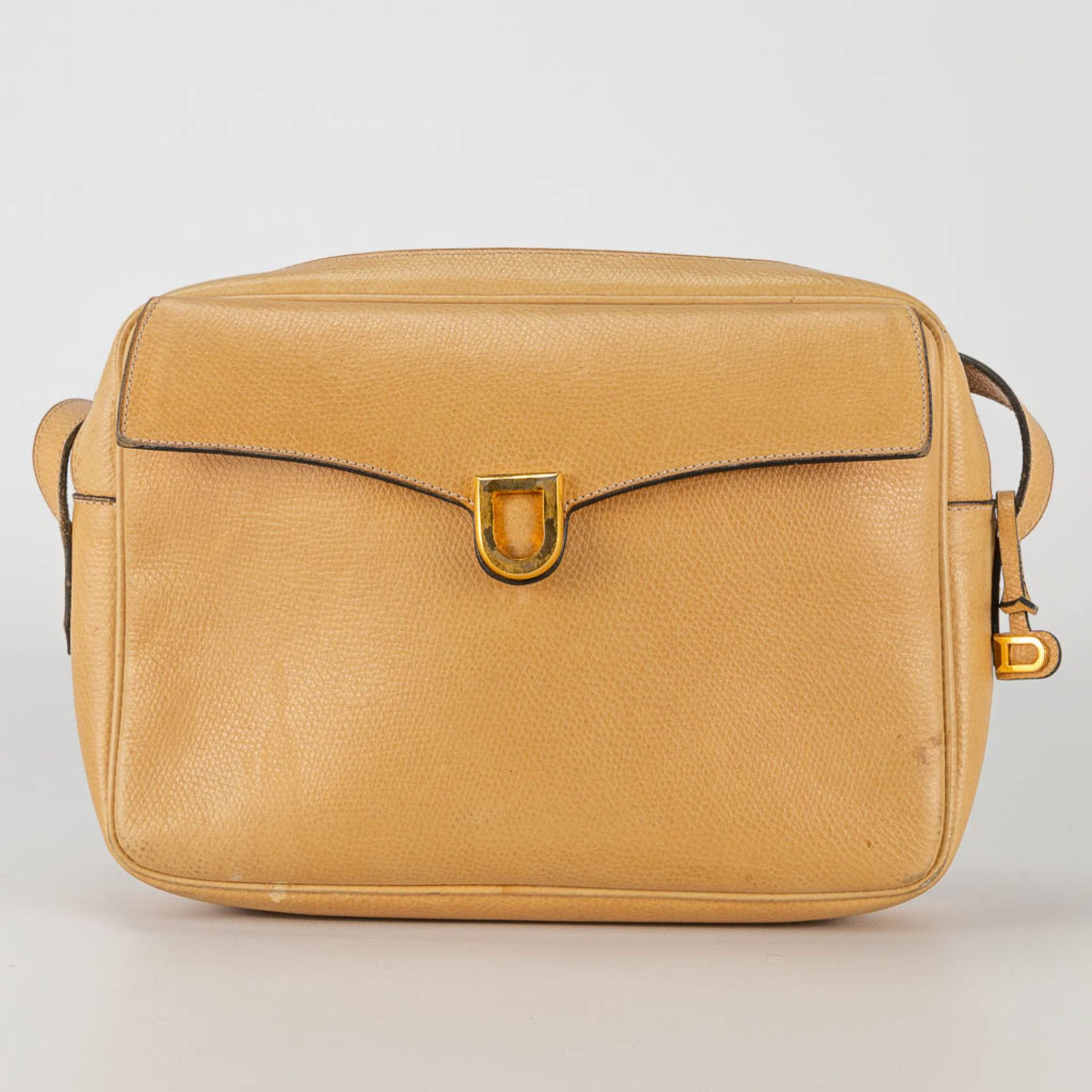 A purse made of brown leather and marked Delvaux. - Image 2 of 14