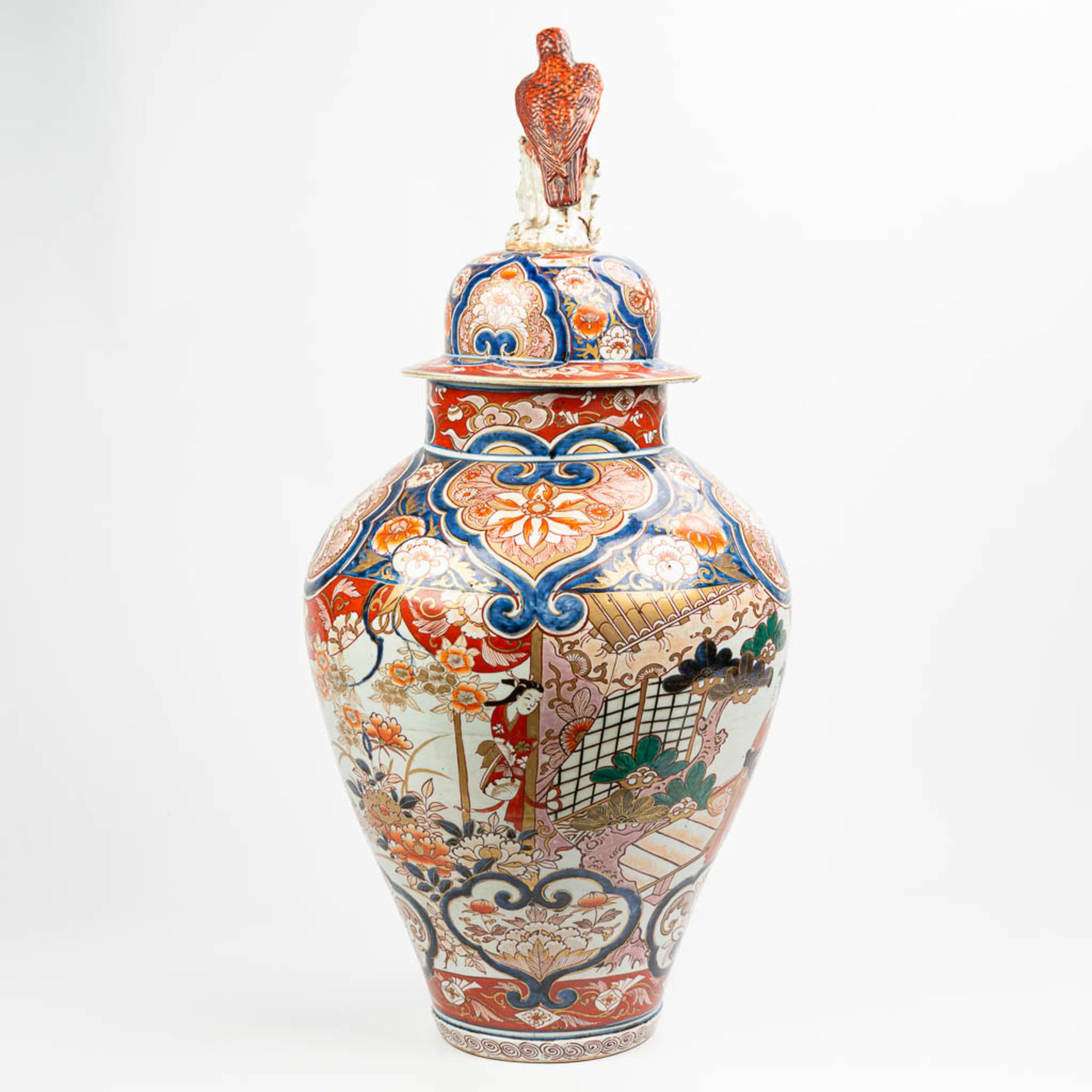 A large vase with lid made of Japanese porcelain in Imari - Image 4 of 16