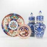A collection of 2 Imari plates and a pair of vases made of Japanese porcelain.