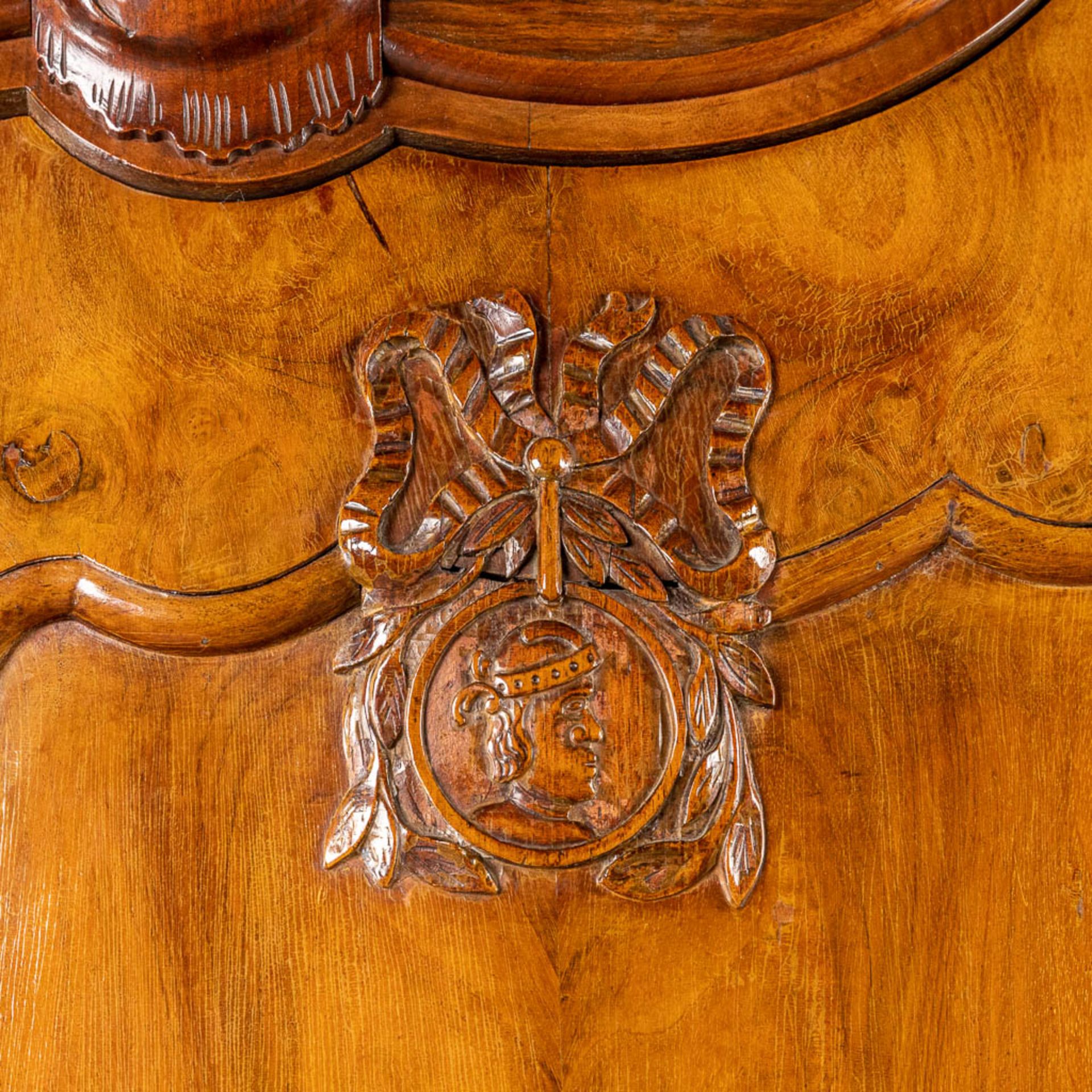 A Dutch cabinet decorated with medallions and wood sculptures - Image 7 of 16