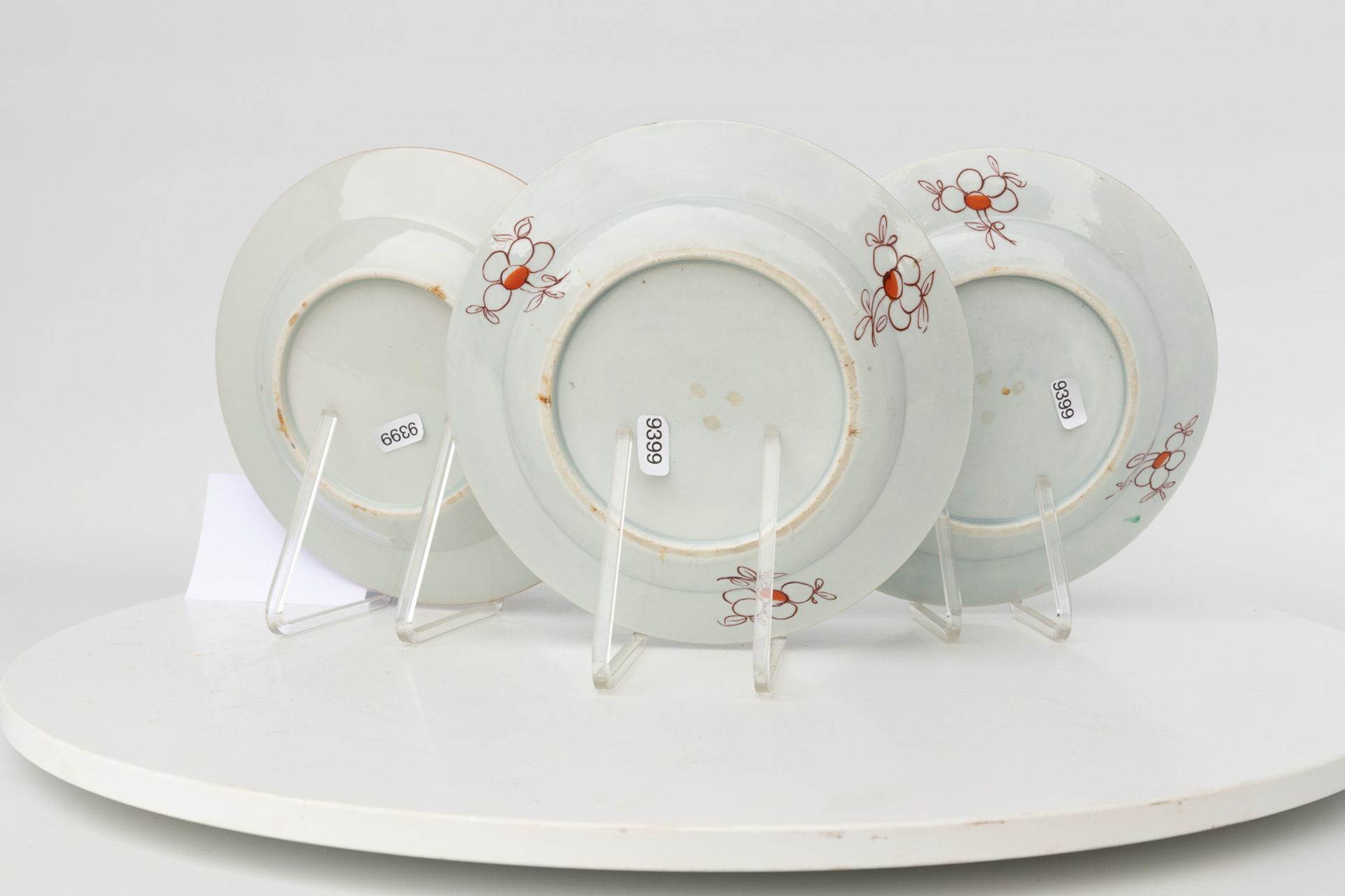 A collection of 6 'Famille Rose' plates made of Chinese porcelain. - Image 12 of 13