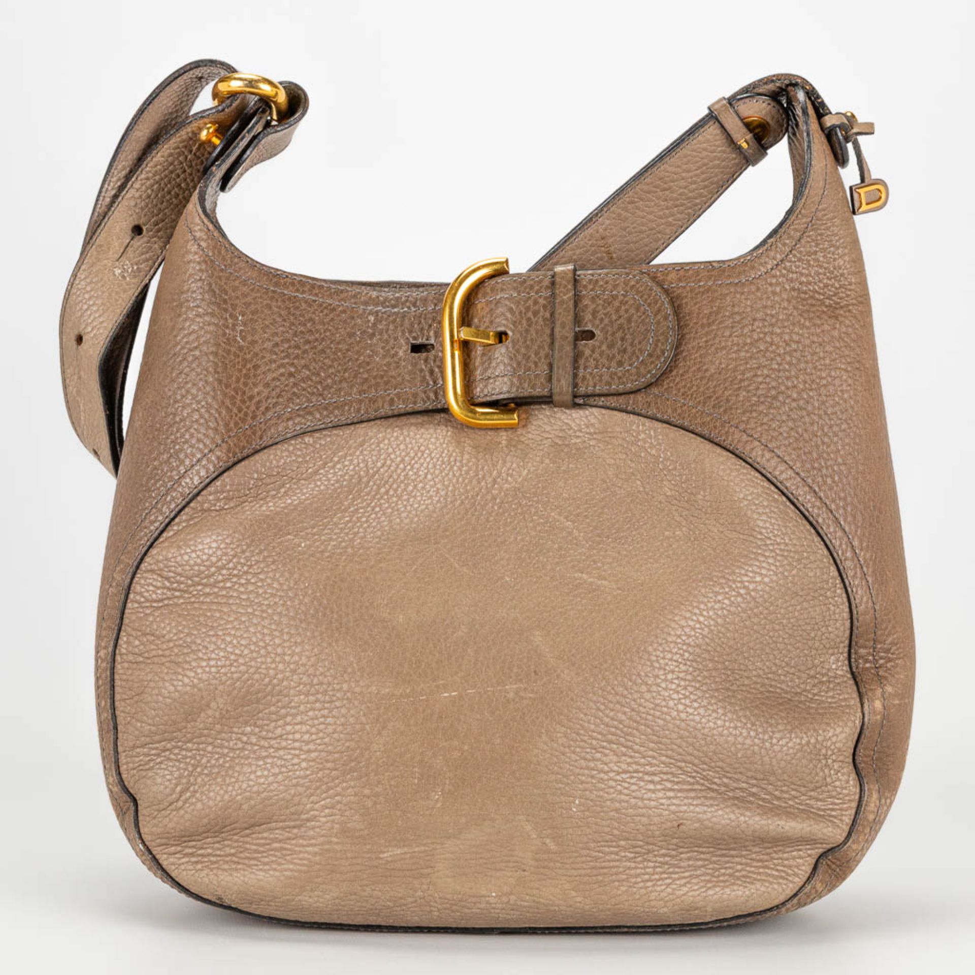 A purse made of brown leather and marked Delvaux. - Image 7 of 16