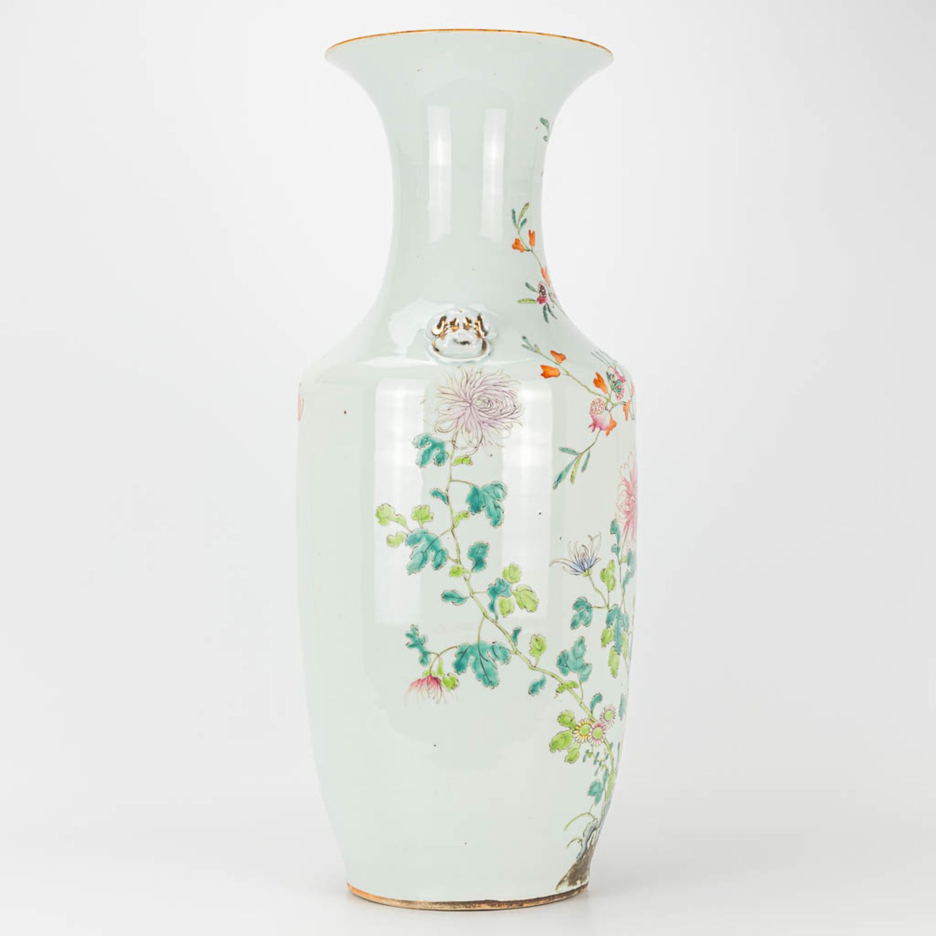 A vase made of Chinese porcelain and decorated with roses and bats. 19th century. - Image 3 of 13