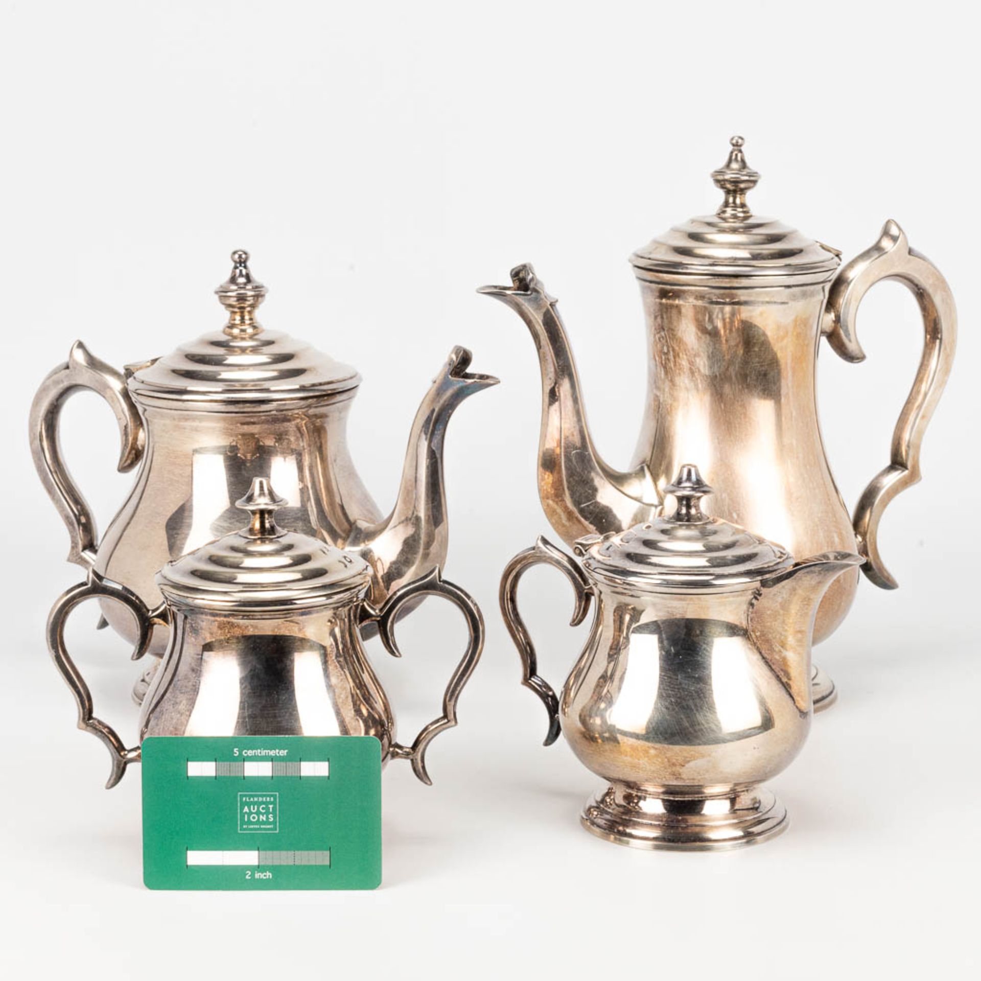 A coffee and tea service made of silver-plated metal. - Image 4 of 15