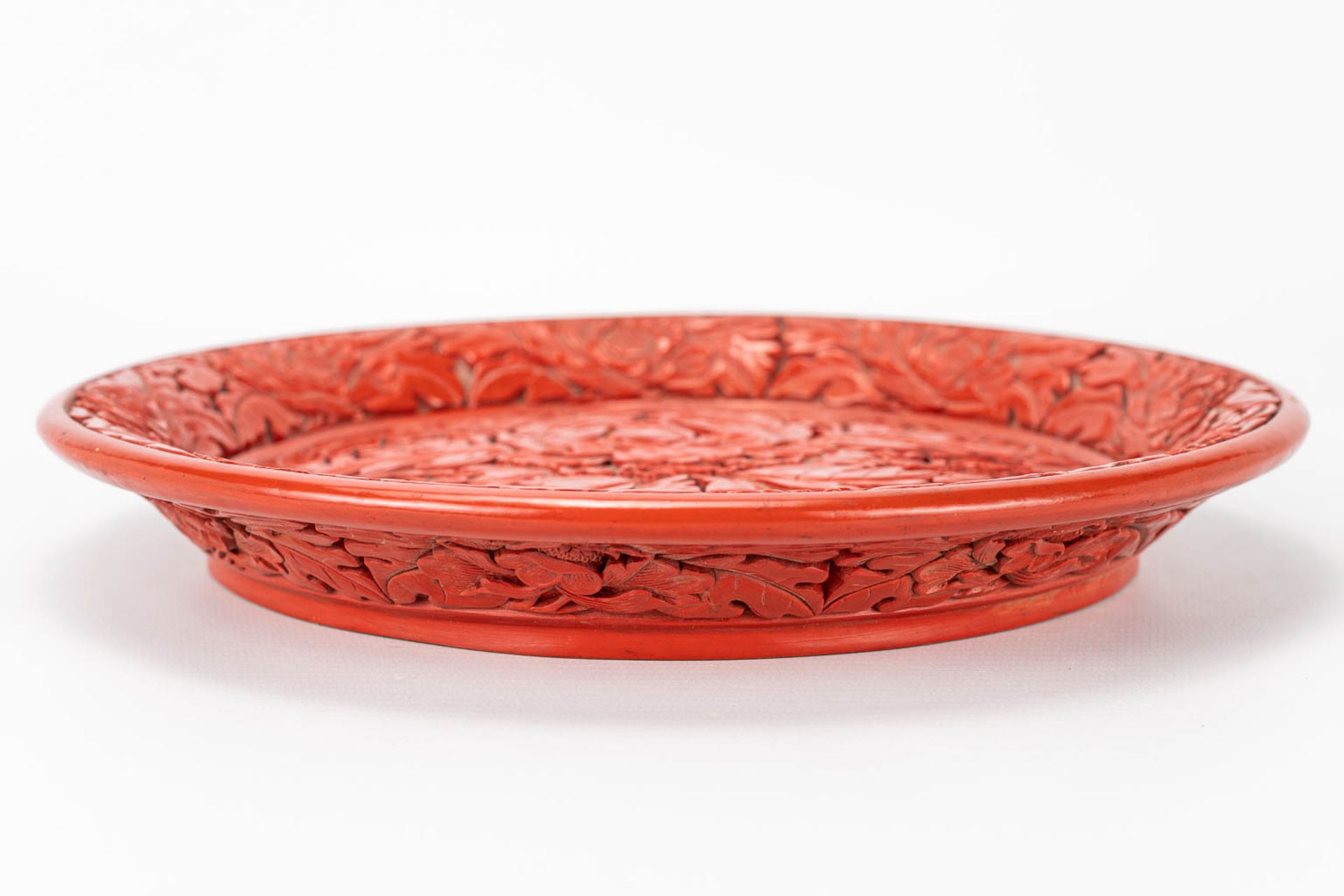 A plate made of lacquered cinnabar and made in China. - Image 5 of 10