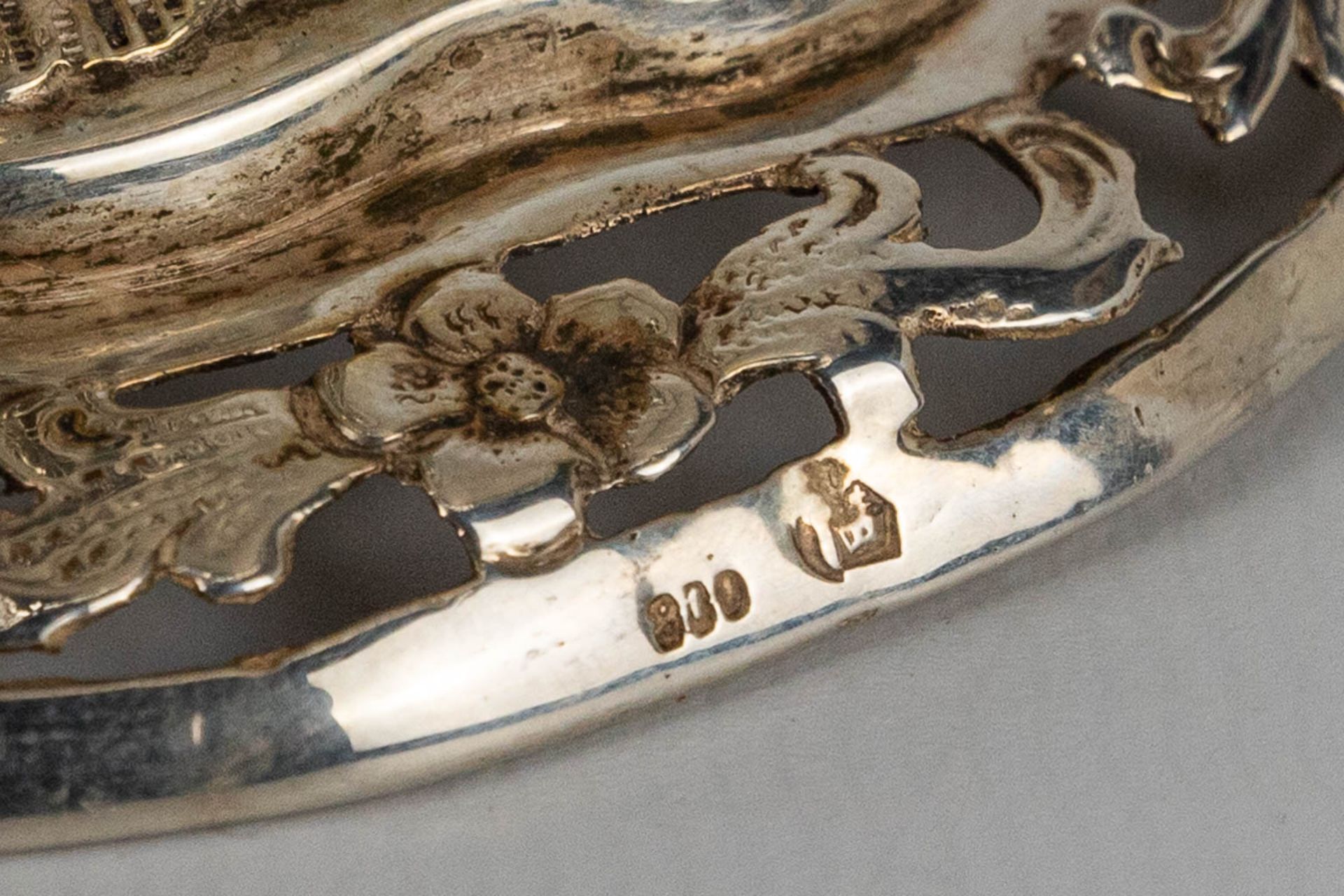 A tazza made of silver and decorated with putti. 248g - Image 10 of 10