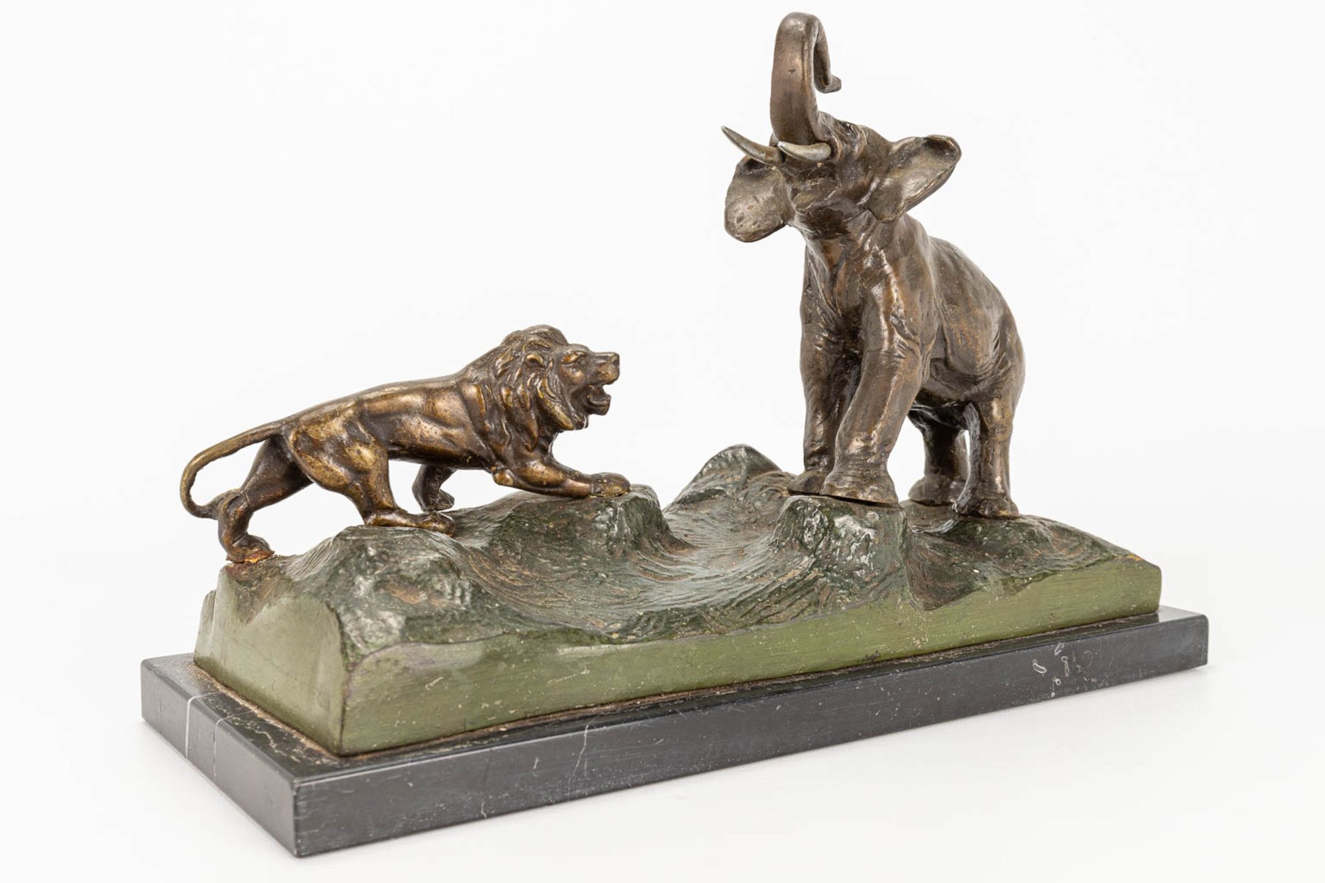 A bronze statue of an elephant and lion, standing on a marble base - Bild 6 aus 13