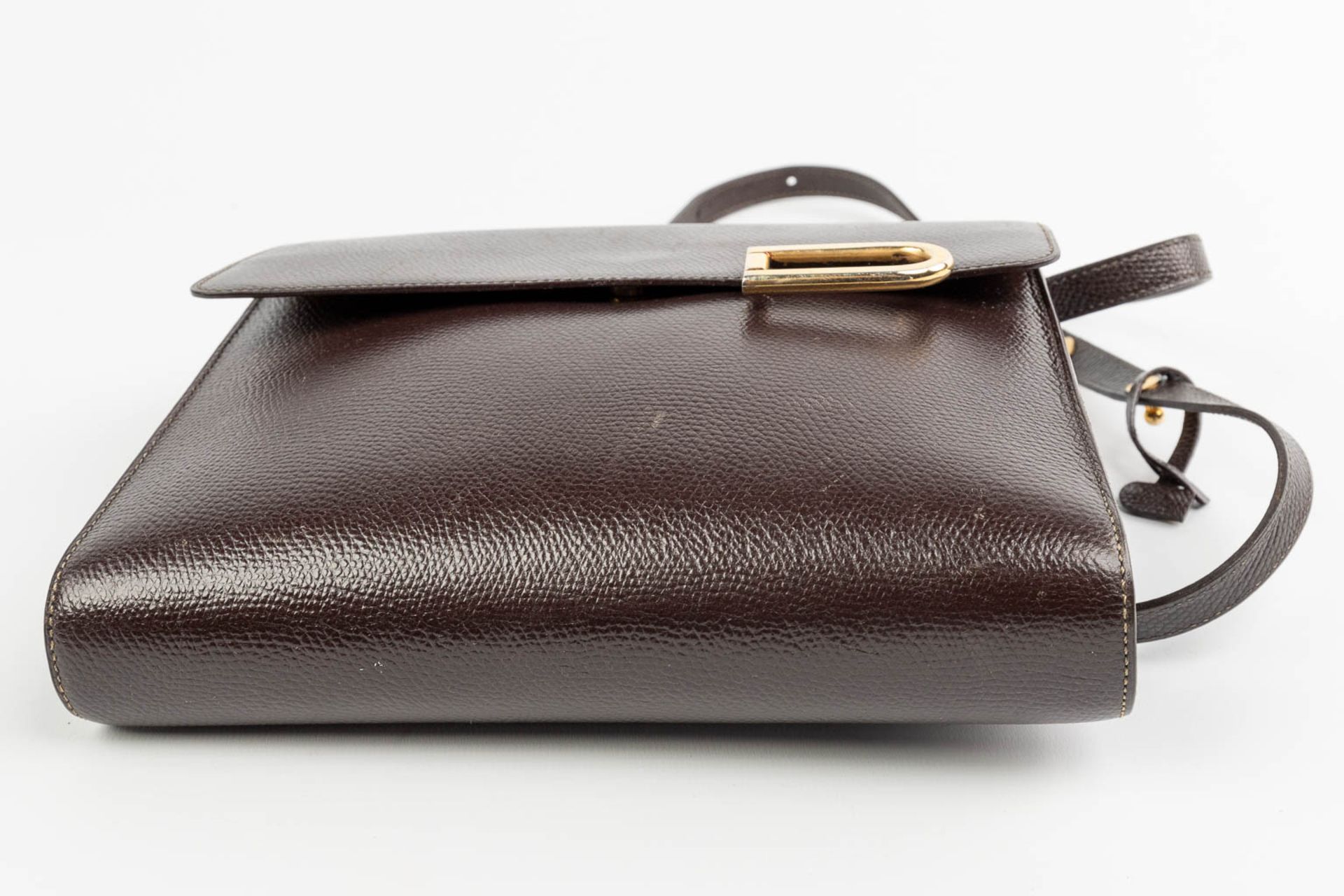 A purse made of brown leather and marked Delvaux. - Image 7 of 12