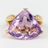 A ring with large purple stone, made of 18 karats yellow gold and finished with diamonds.