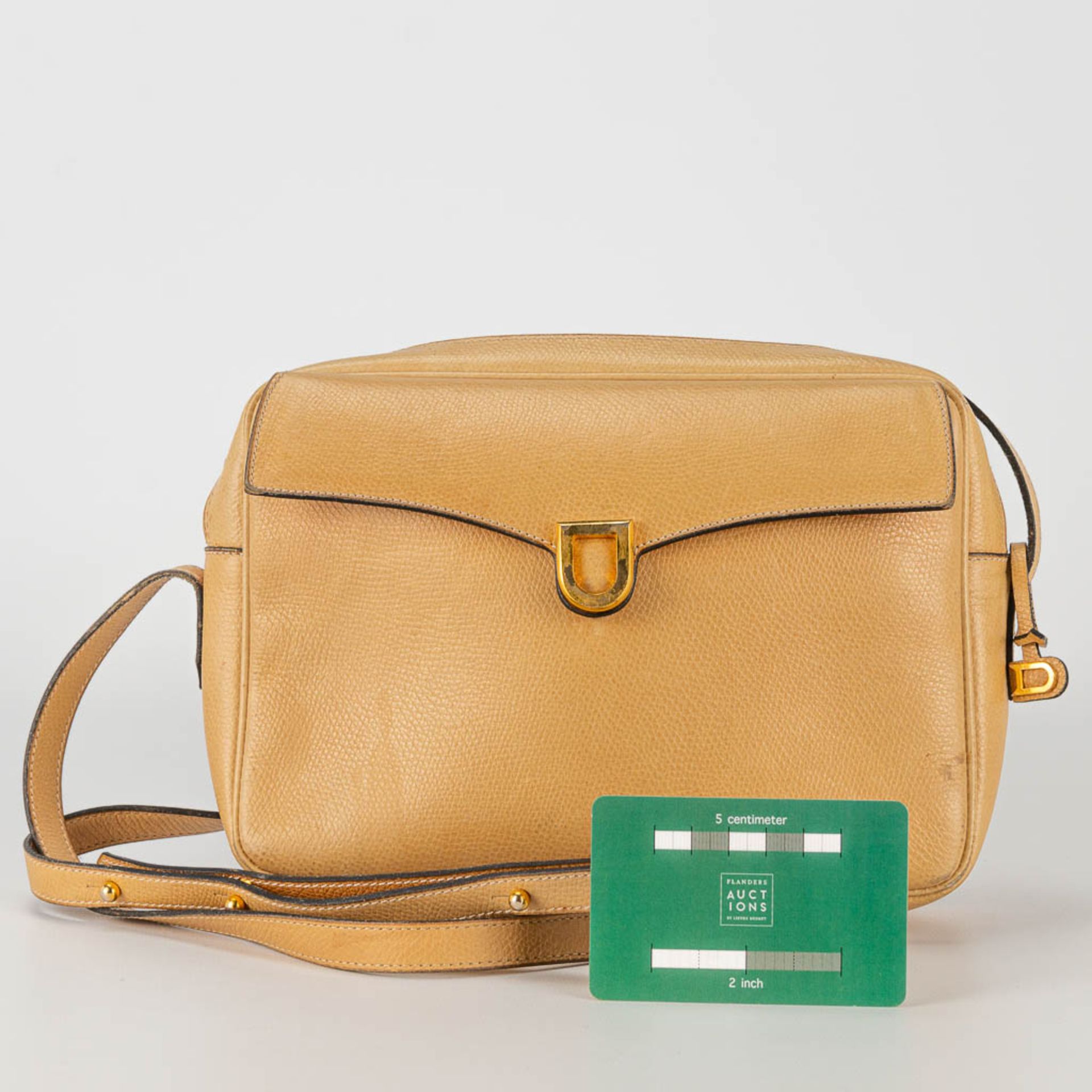 A purse made of brown leather and marked Delvaux. - Image 4 of 14