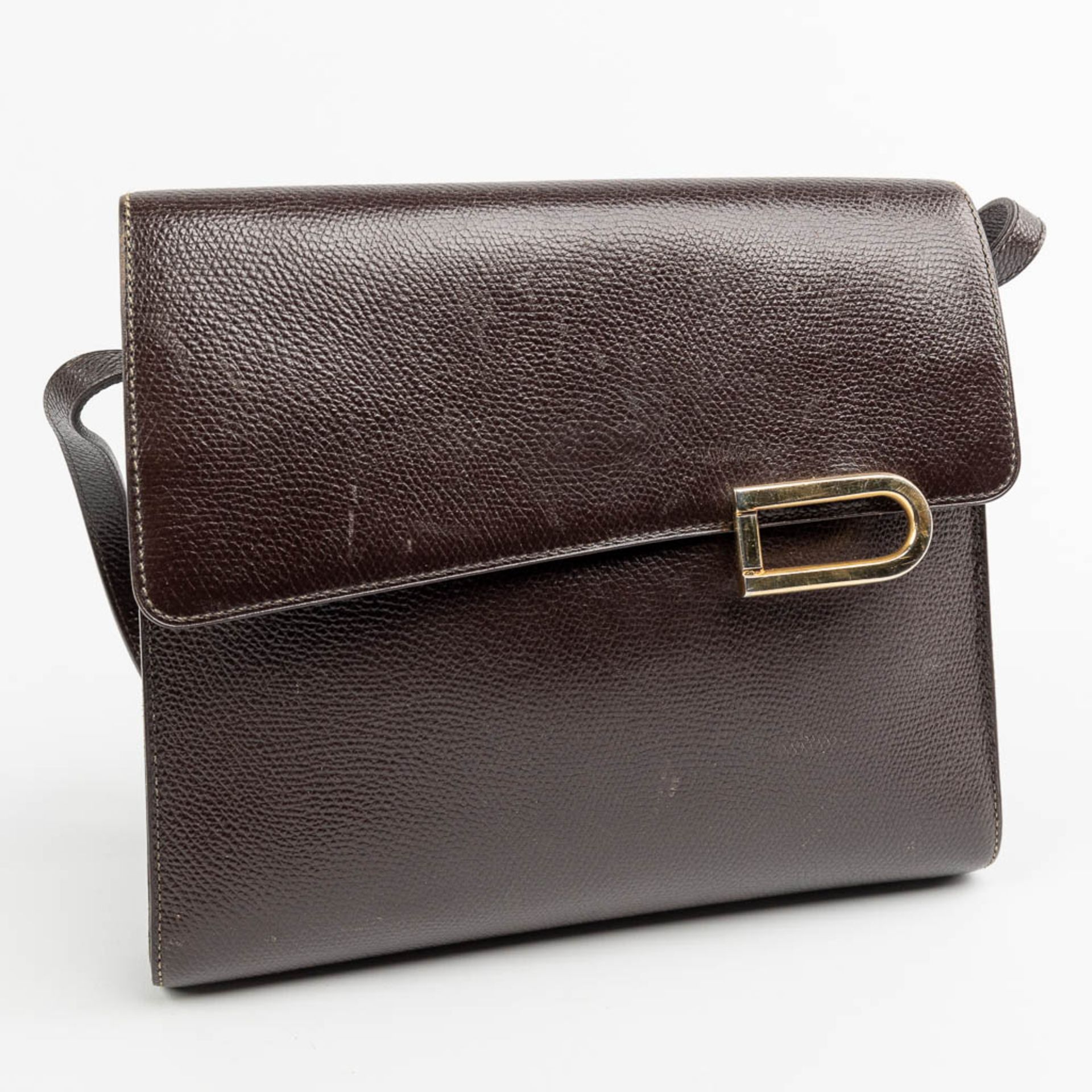 A purse made of brown leather and marked Delvaux. - Image 4 of 12