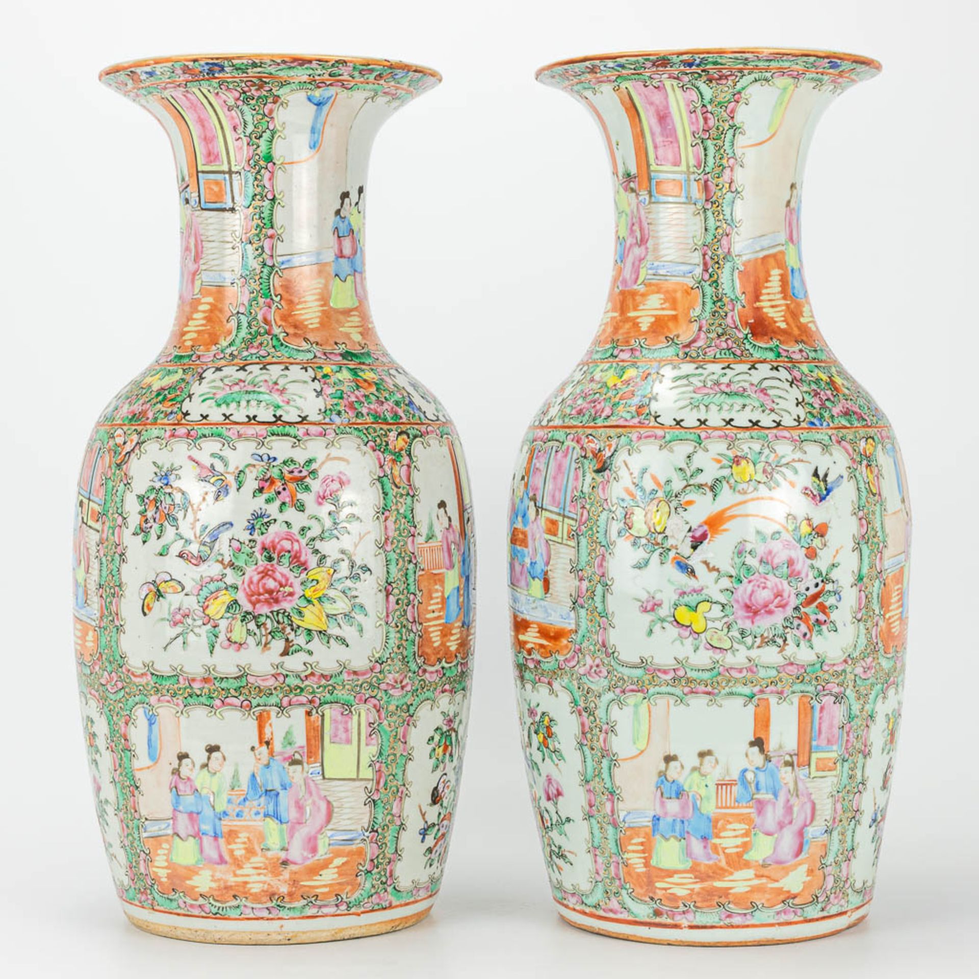A pair of vases made of Chinese porcelain in Canton style. 19th century. - Image 13 of 17