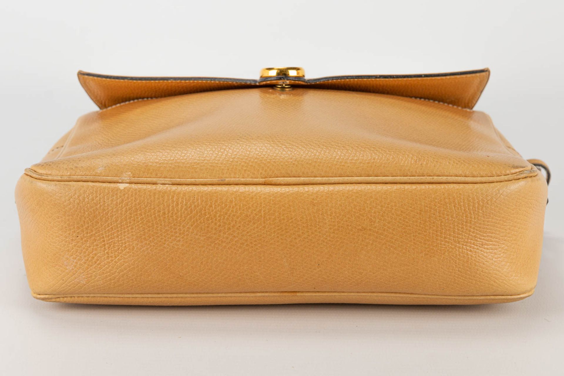 A purse made of brown leather and marked Delvaux. - Image 11 of 14