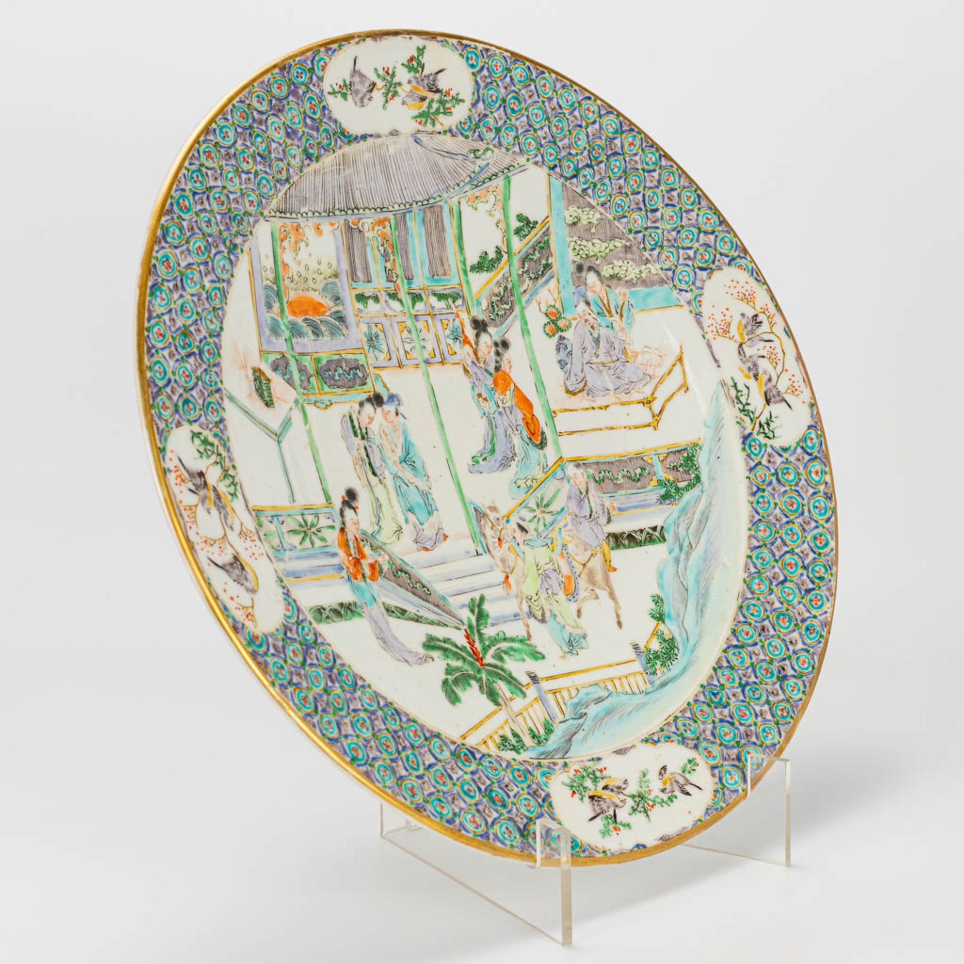 A pair of plates made of Chinese porcelain in Kanton style. 19th century. - Image 10 of 24