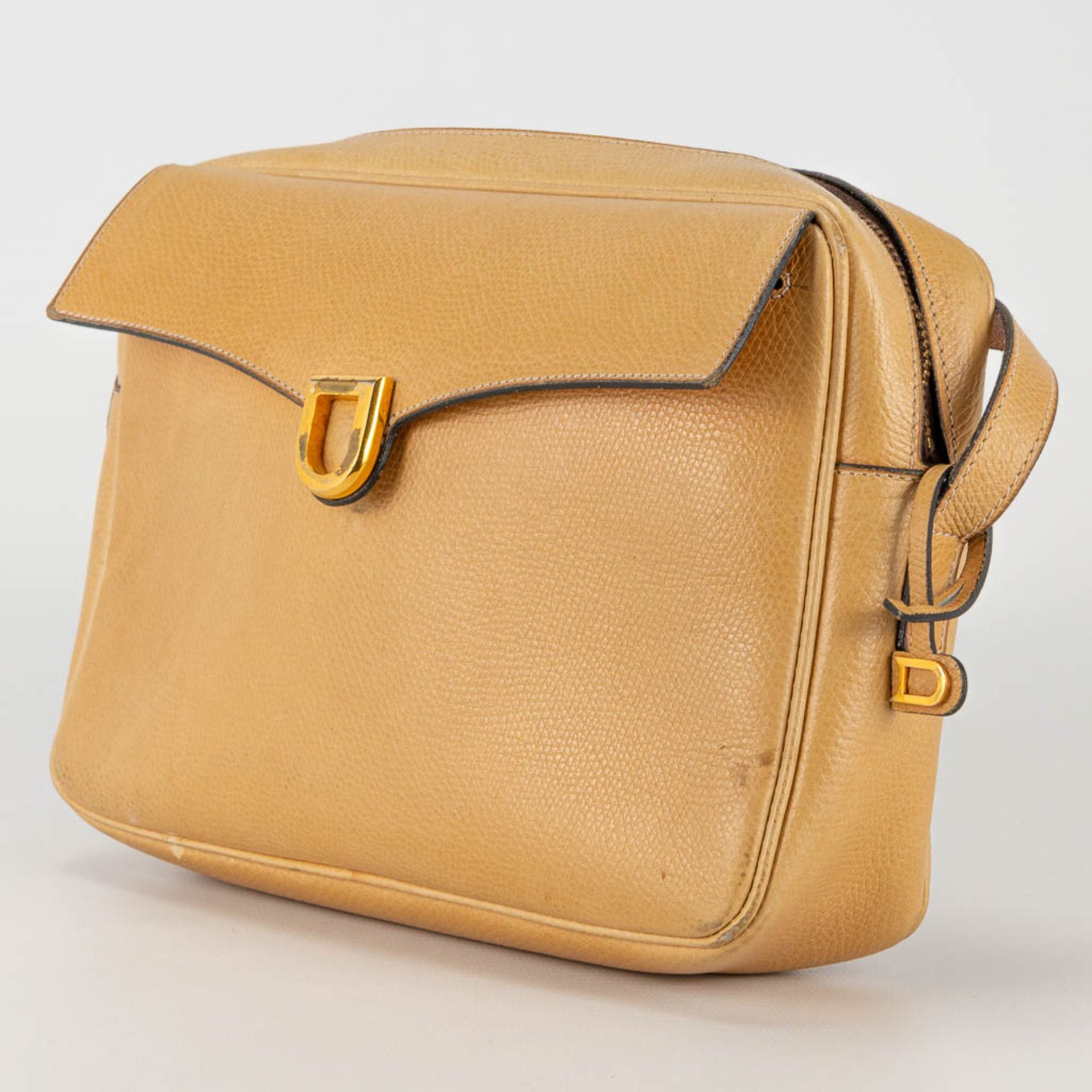 A purse made of brown leather and marked Delvaux. - Image 7 of 14