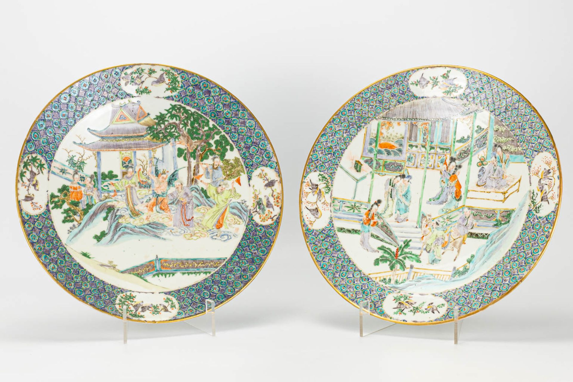 A pair of plates made of Chinese porcelain in Kanton style. 19th century. - Image 15 of 24
