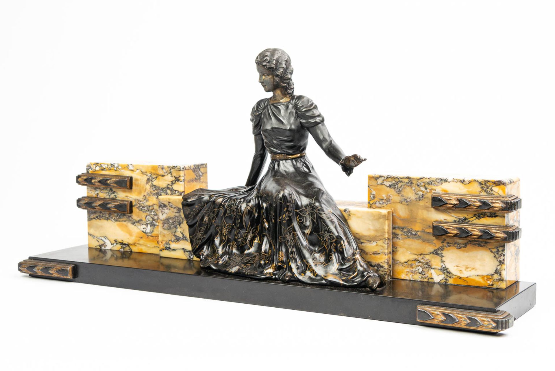 A satue made of spelter and onyx in art deco style - Image 9 of 12