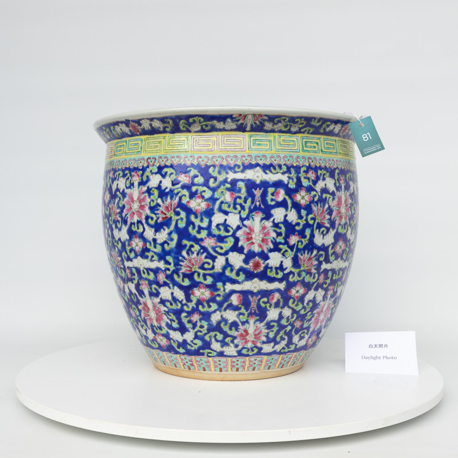 A large cache-pot made of Chinese porcelain and decorated with flowers - Image 8 of 10