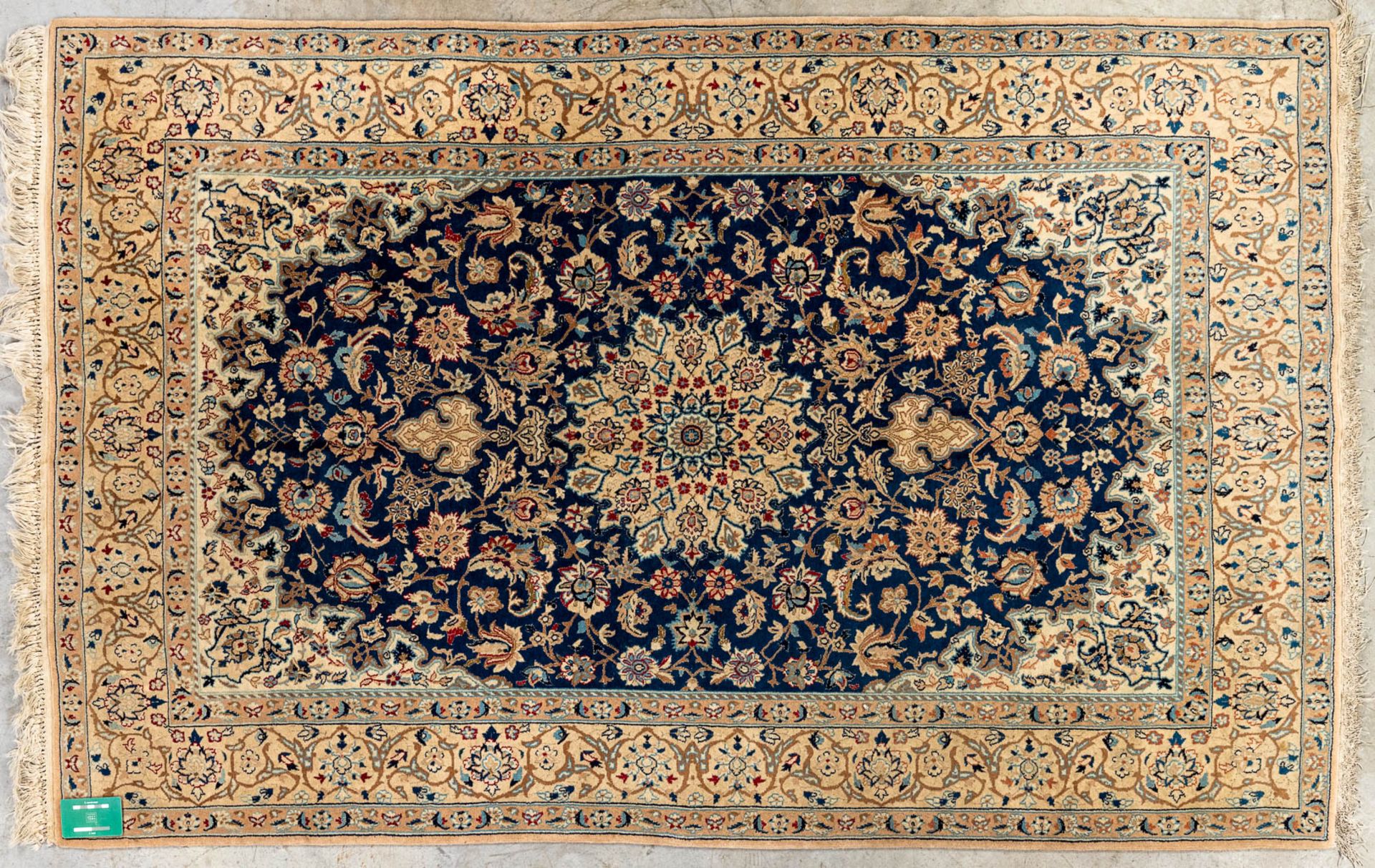 An Oriental hand-made carpet. Keshan. (119 x 185 cm) - Image 7 of 8