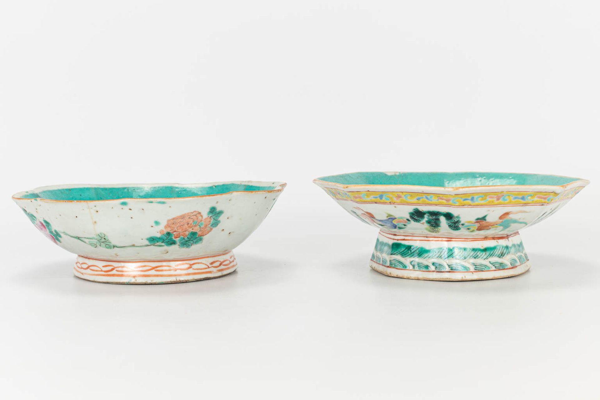 A set of 4 items made of Chinese porcelain. 2 small bowls and 2 ginger jars without lids. - Image 3 of 23