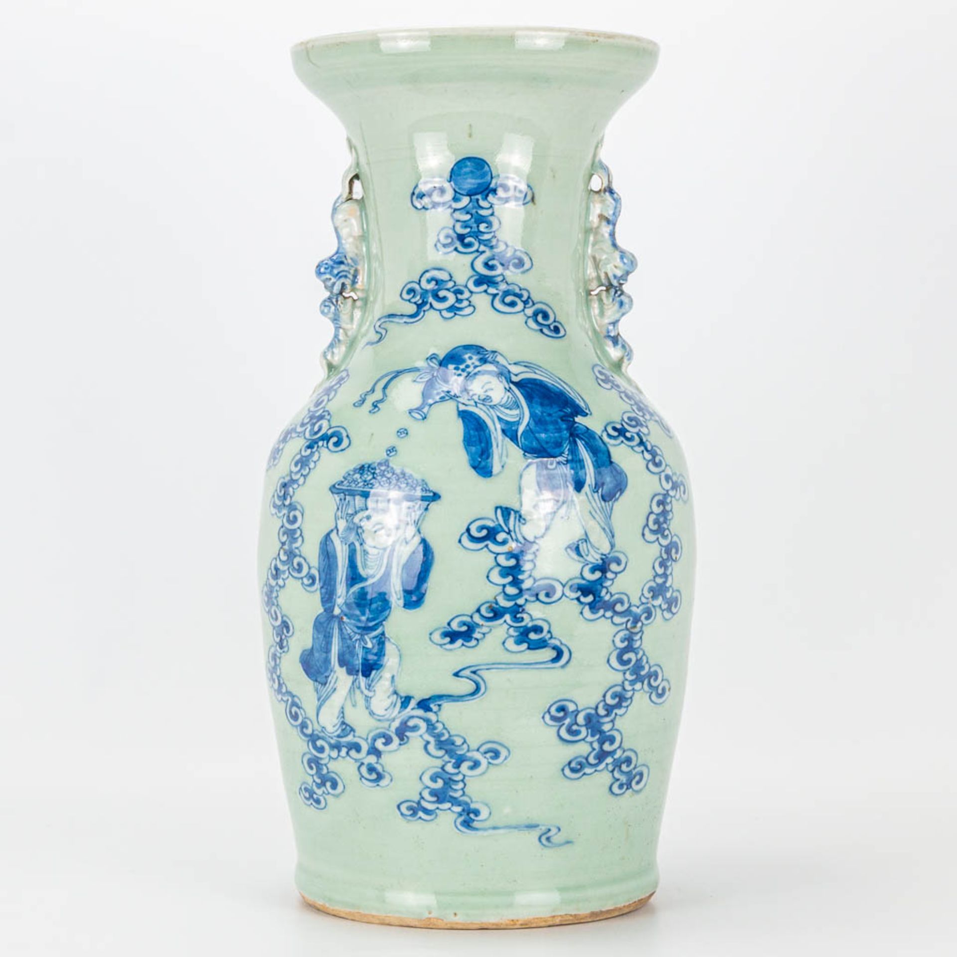 A vase made of Chinese porcelain with a blue-white decor. 19th/20th century.