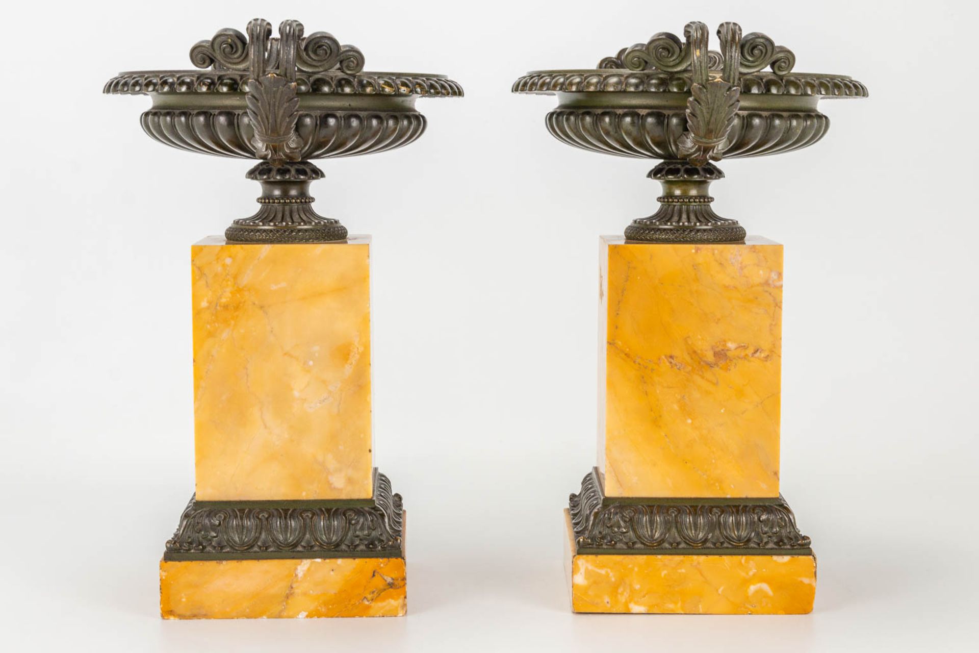 A pair of cassolettes in neoclassical style, made of bronze and mounted on a marble base. - Image 7 of 13